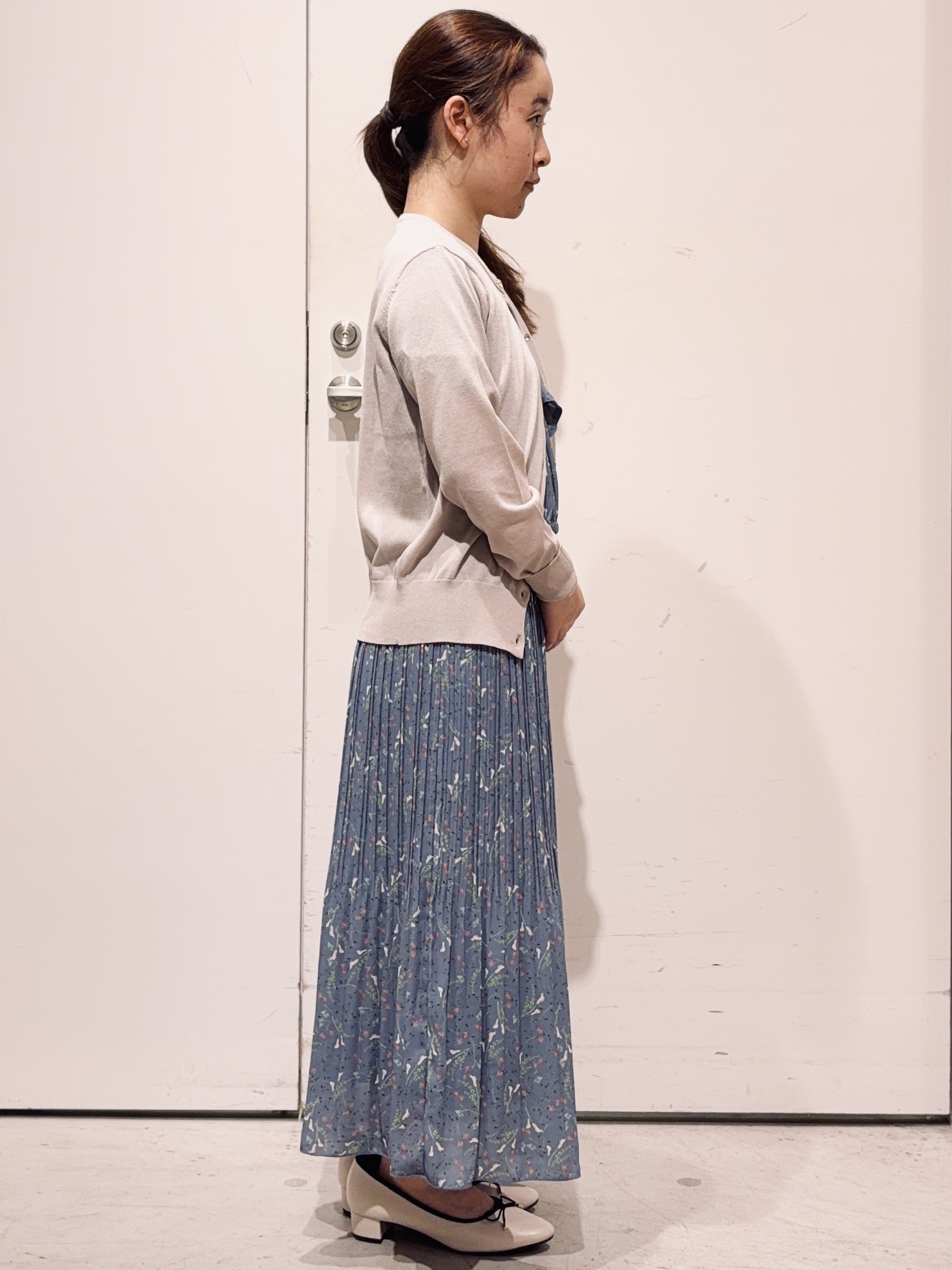 tomominさんの「OPAQUE.CLIP｜【接触冷感】ビジューボタンカーディガン《抗ピリング／洗濯機OK》」を使ったコーディネート