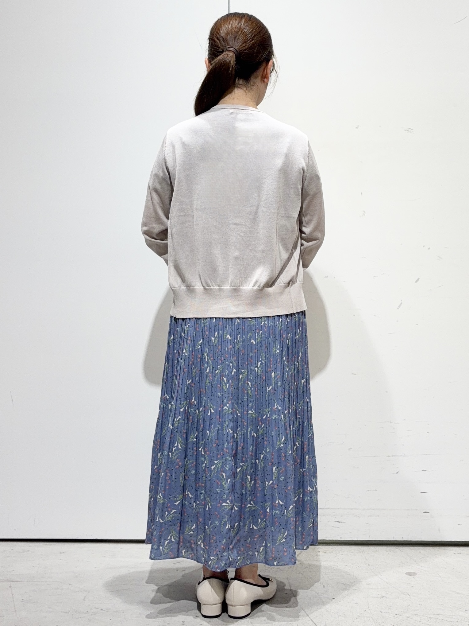 tomominさんの「OPAQUE.CLIP｜【接触冷感】ビジューボタンカーディガン《抗ピリング／洗濯機OK》」を使ったコーディネート
