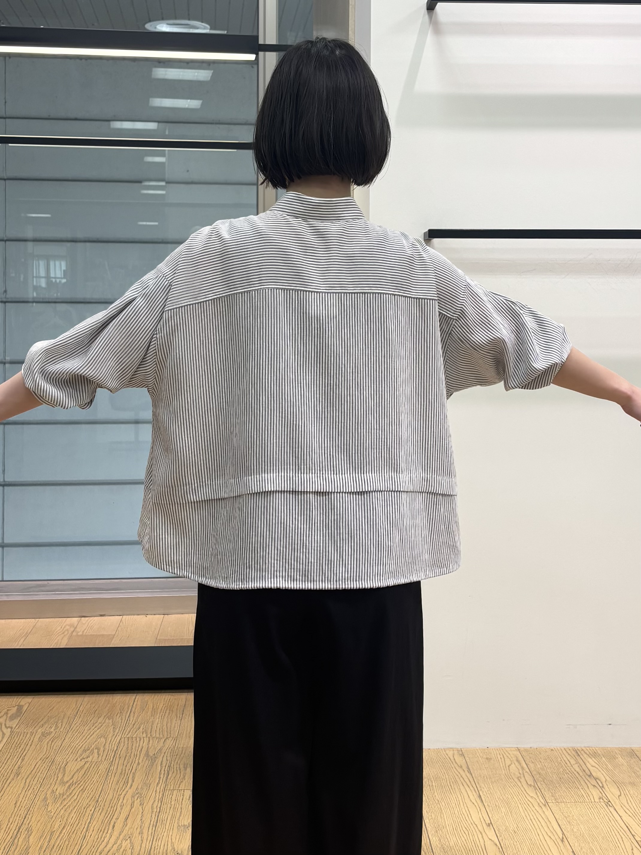 asamiさんの「INDIVI｜【接触冷感／洗える／2WAY】ドロスト付 シアーシャンブレーシャツ」を使ったコーディネート