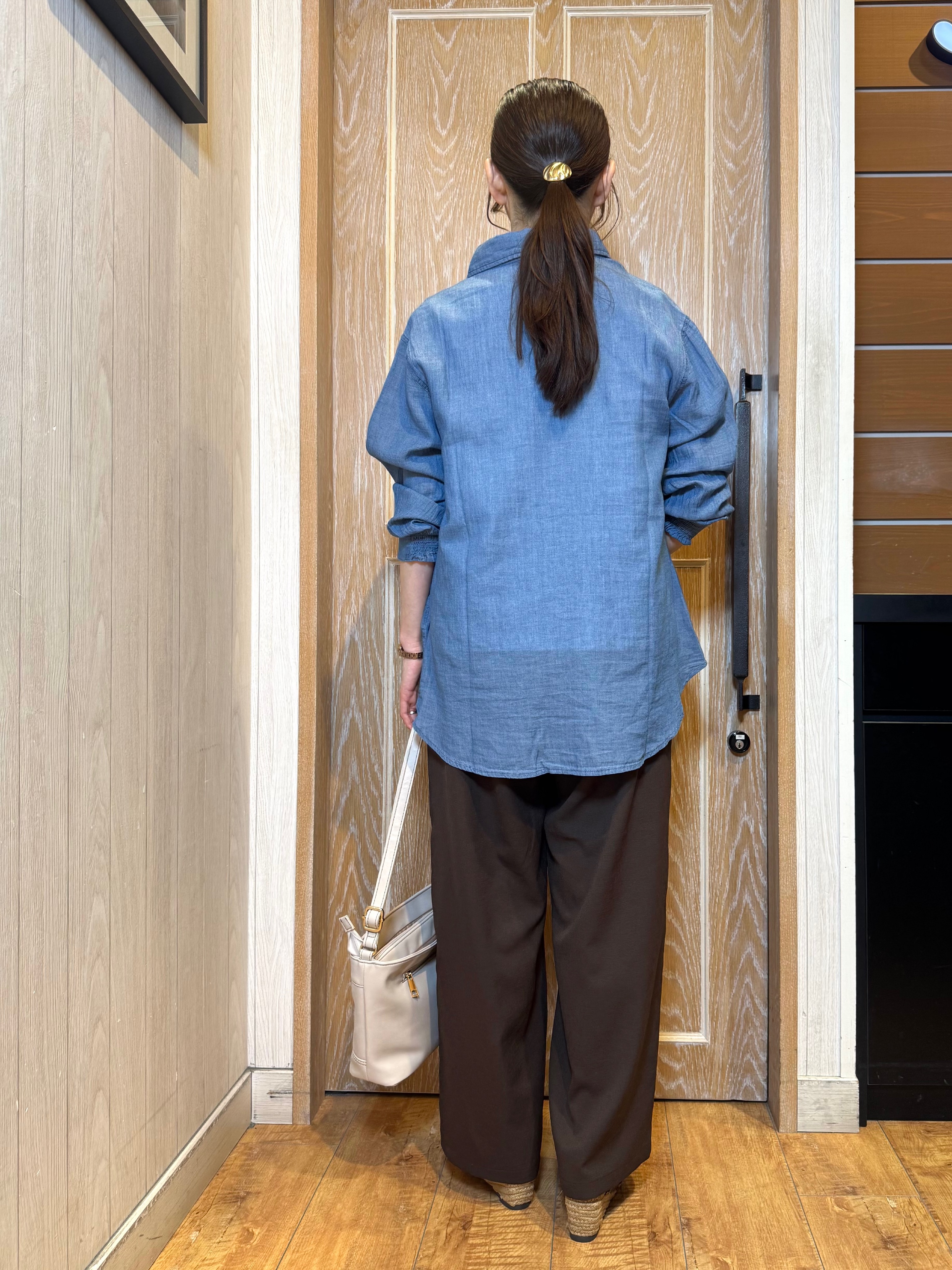 KAORIさんの「SHOO･LA･RUE｜【綿100%/UV/S-LL/体型カバー】優しく透ける 柔らかシアーデニムシャツ」を使ったコーディネート