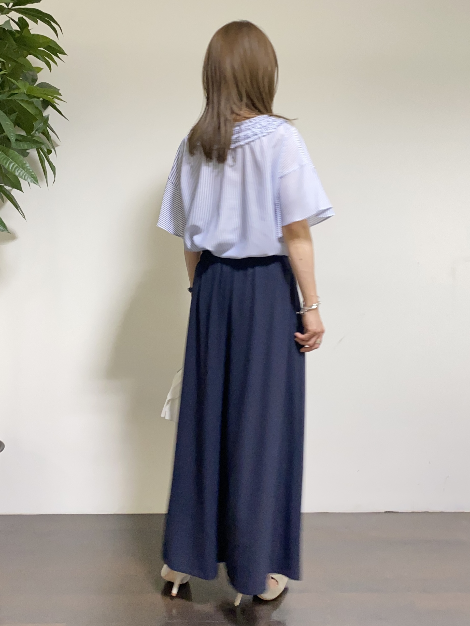 tomoさんの「UNTITLED｜【洗える/日除け・冷房対策に】ハイゲージクルーネックカーディガン」を使ったコーディネート