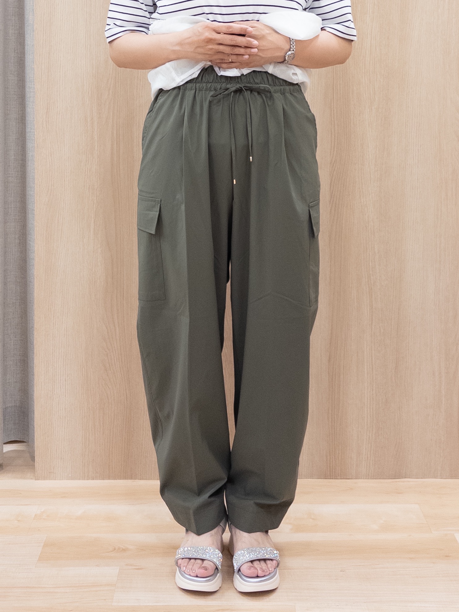 シュウコさんの「grove｜【体型カバー】INせず決まる、ウエストシアーフリルTシャツ」を使ったコーディネート