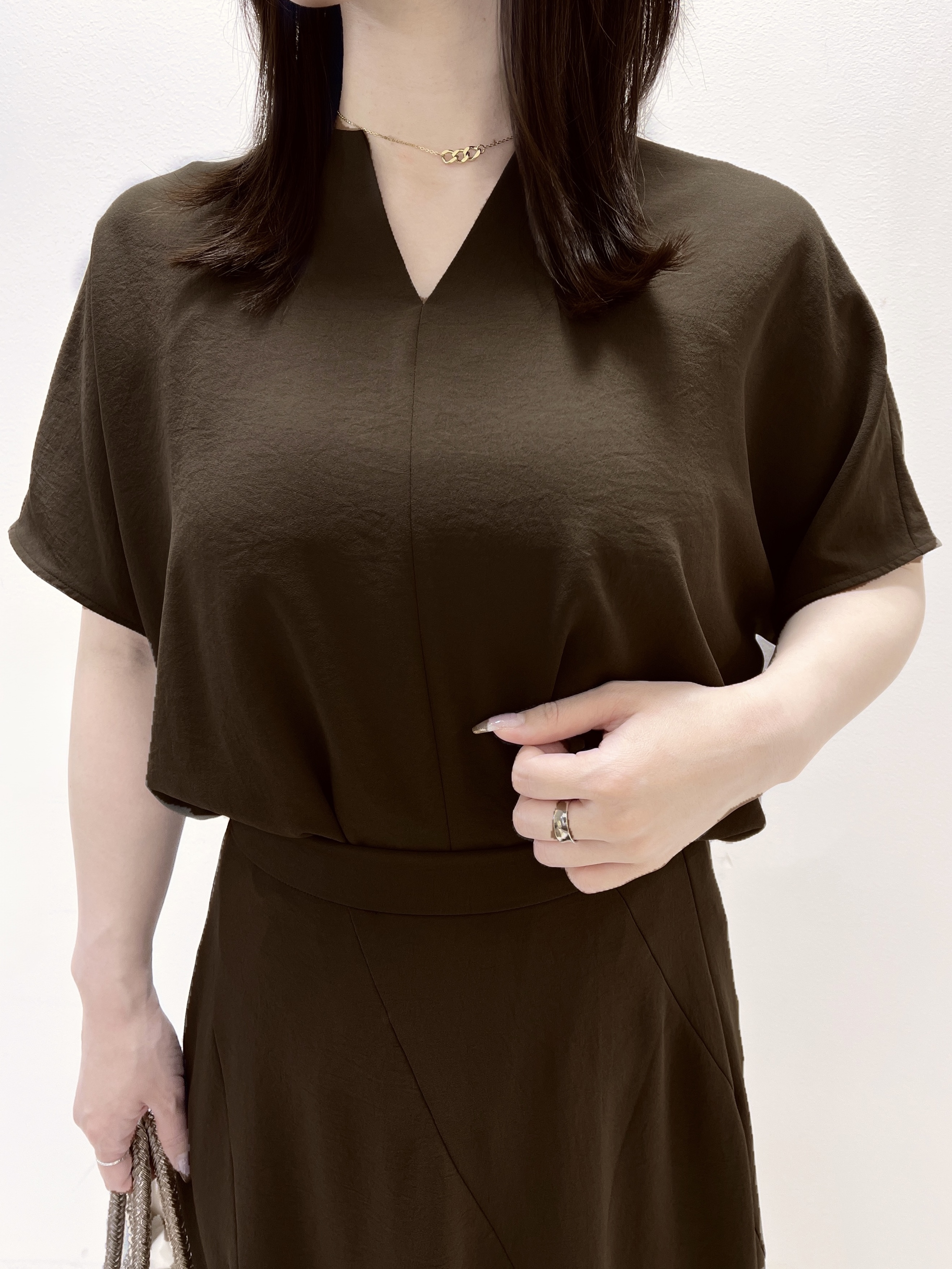 Ukiさんの「UNTITLED｜【UV/接触冷感/セットアップ可】リラクシーキーVネックブラウス」を使ったコーディネート