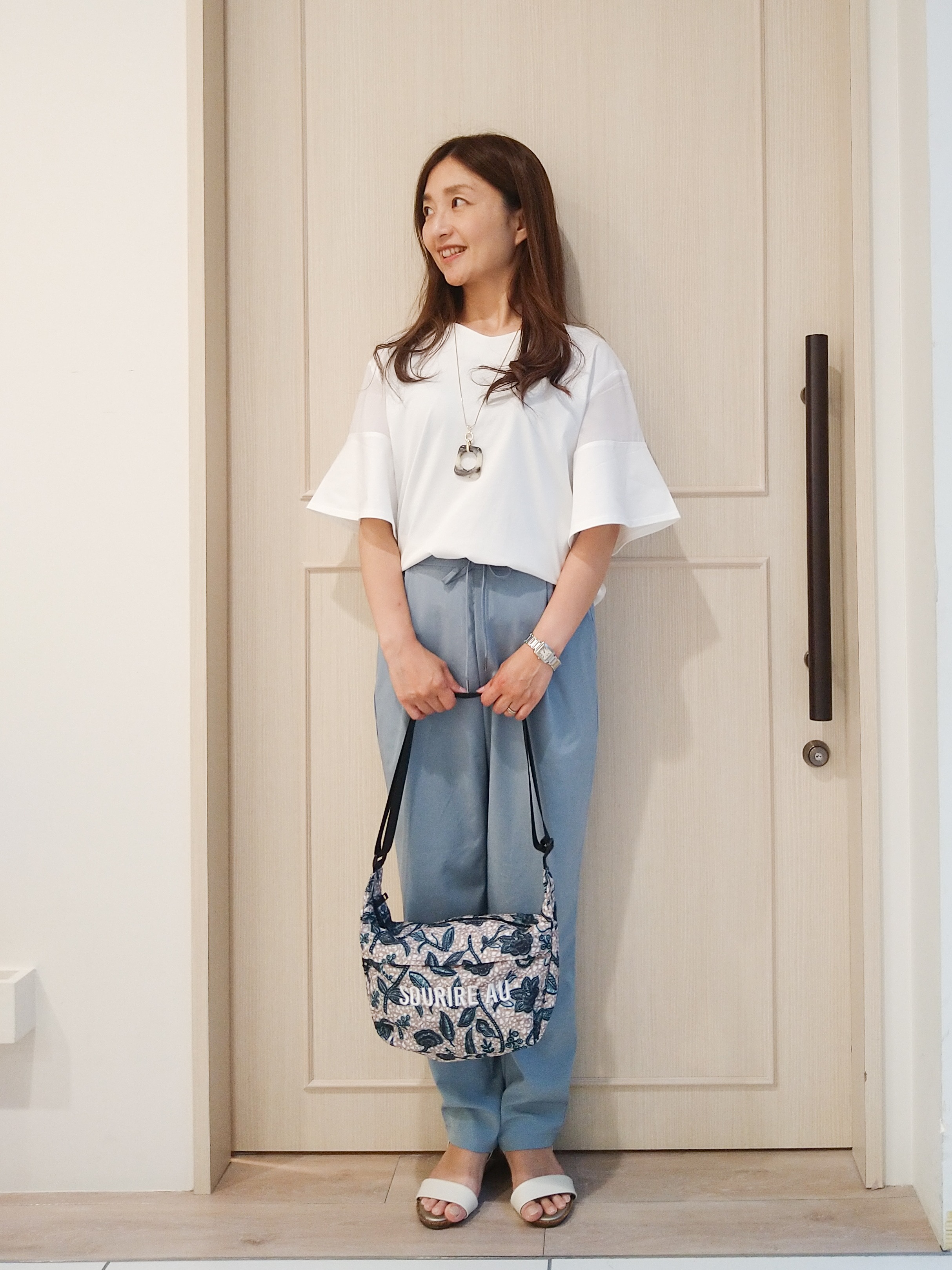 mi-saさんの「SHOO･LA･RUE｜【ひんやり/S-LL/体型カバー】フレアスリーブで二の腕を自然にカバー 浅VネックTシャツ」を使ったコーディネート
