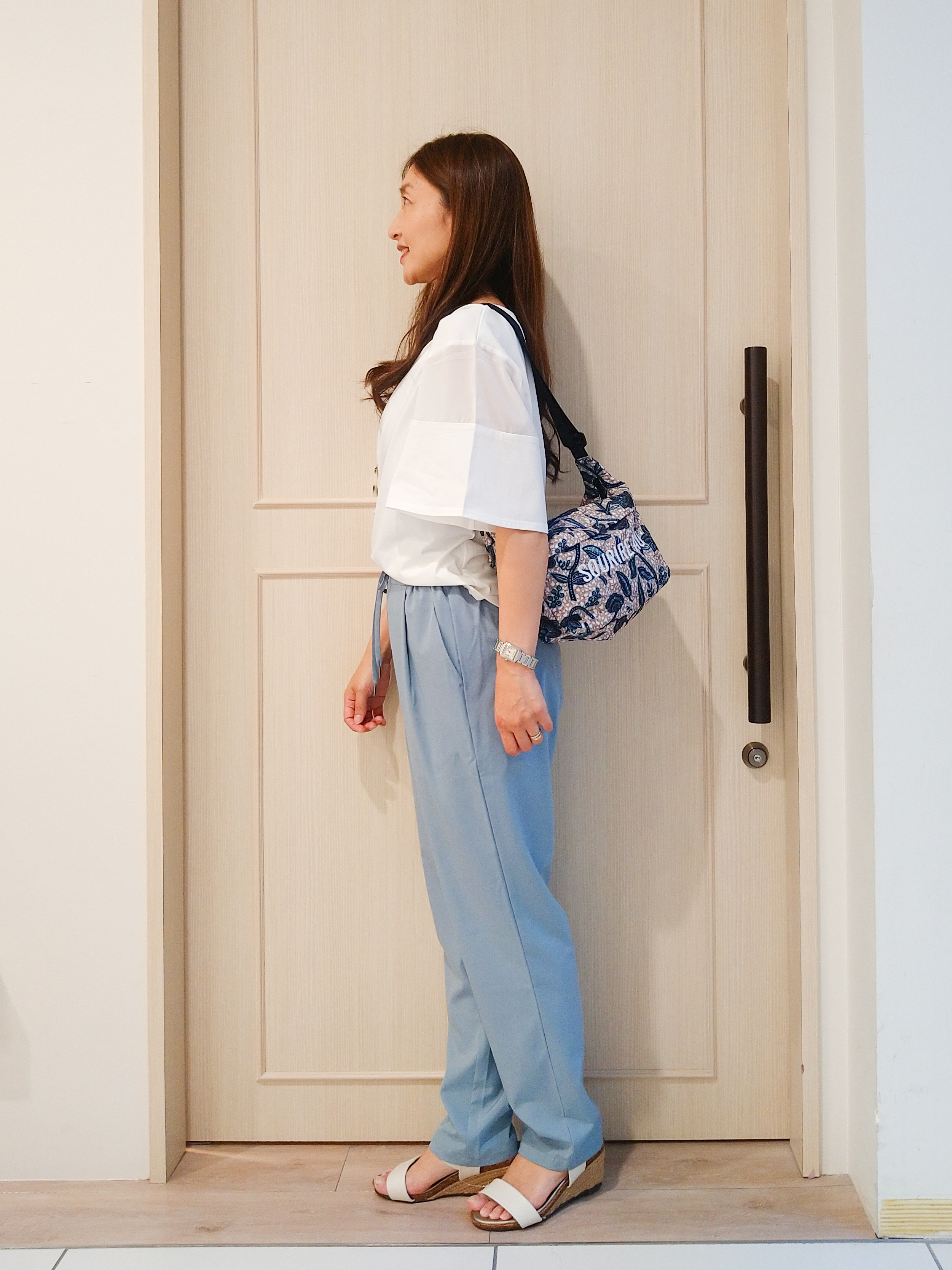 mi-saさんの「SHOO･LA･RUE｜【ひんやり/S-LL/体型カバー】フレアスリーブで二の腕を自然にカバー 浅VネックTシャツ」を使ったコーディネート