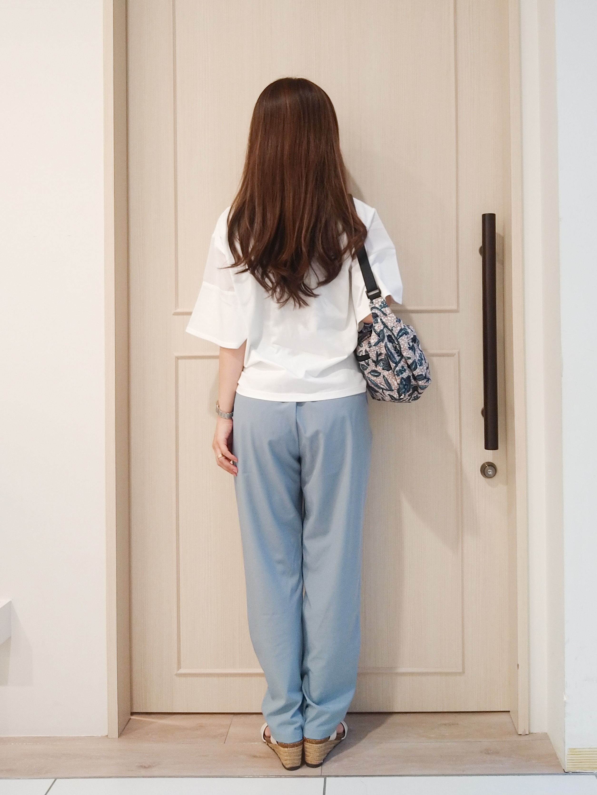 mi-saさんの「SHOO･LA･RUE｜【ひんやり/S-LL/体型カバー】フレアスリーブで二の腕を自然にカバー 浅VネックTシャツ」を使ったコーディネート