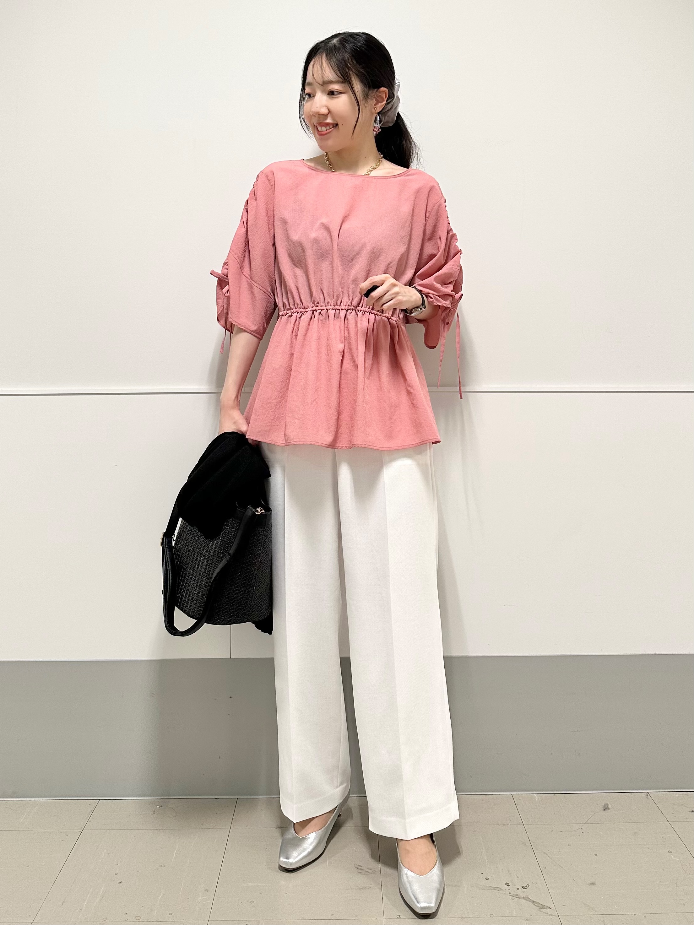 Momoさんの「Reflect｜【通気性あり／涼しい／マシンウォッシャブル】ウエストギャザーブラウス」を使ったコーディネート
