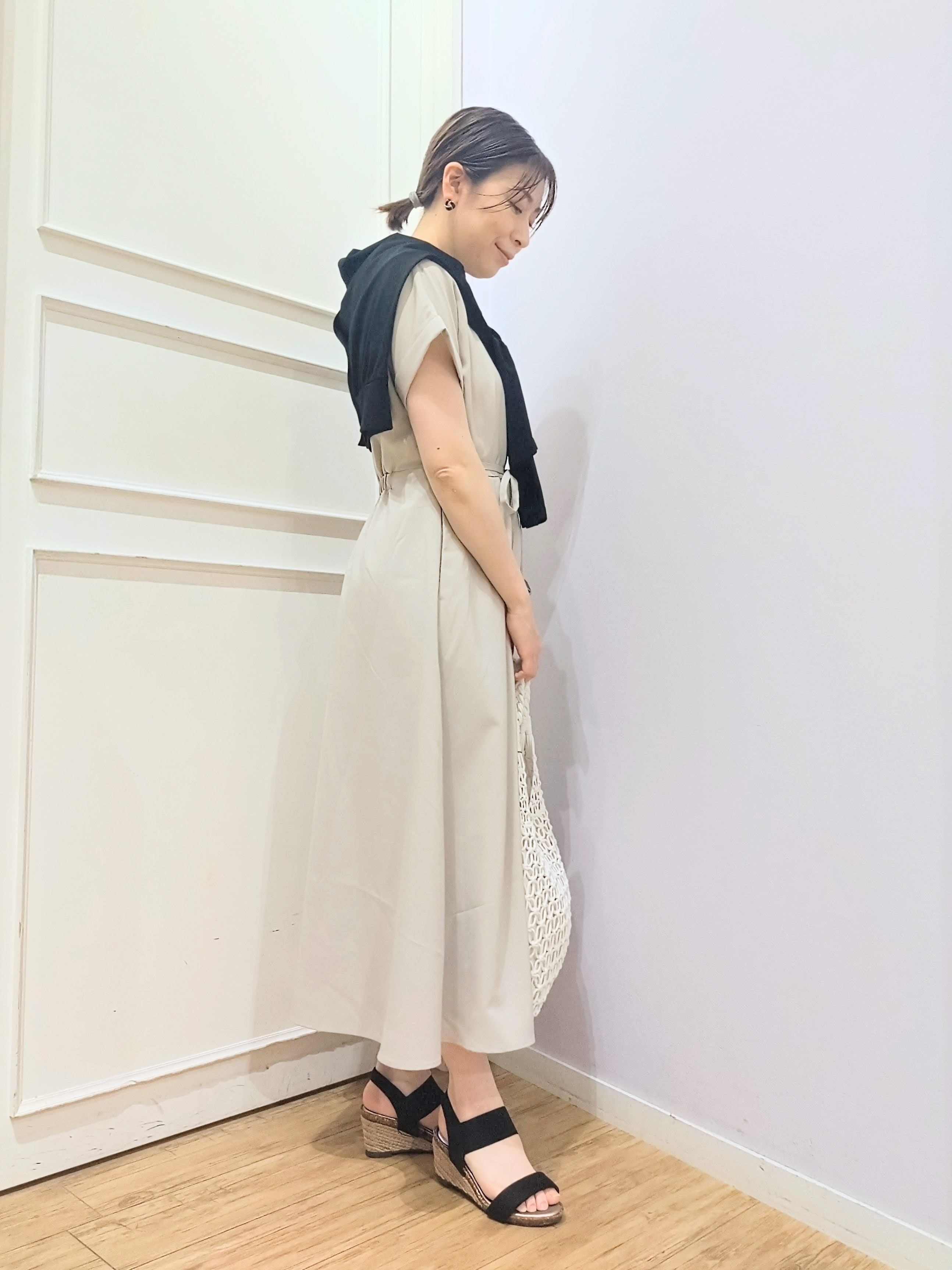 miomioさんの「SHOO･LA･RUE｜【洗濯機可／洗濯後しわになりにくい】ウエストタックフレンチワンピース」を使ったコーディネート