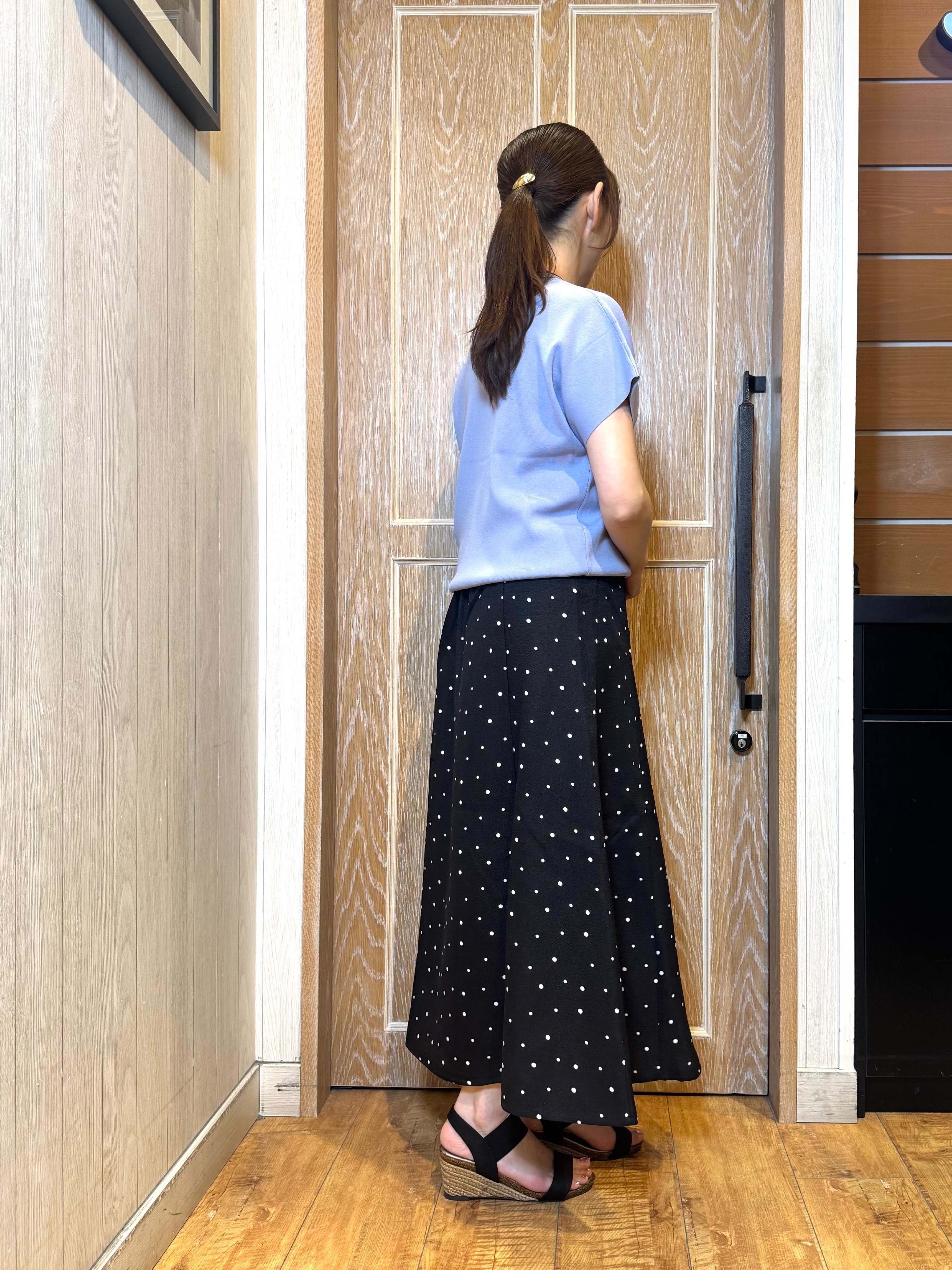 KAORIさんの「SHOO･LA･RUE｜【毎日洗える/ひんやり/UV/S-LL】 毛玉になりにくい配色ボウタイ半袖ニット」を使ったコーディネート