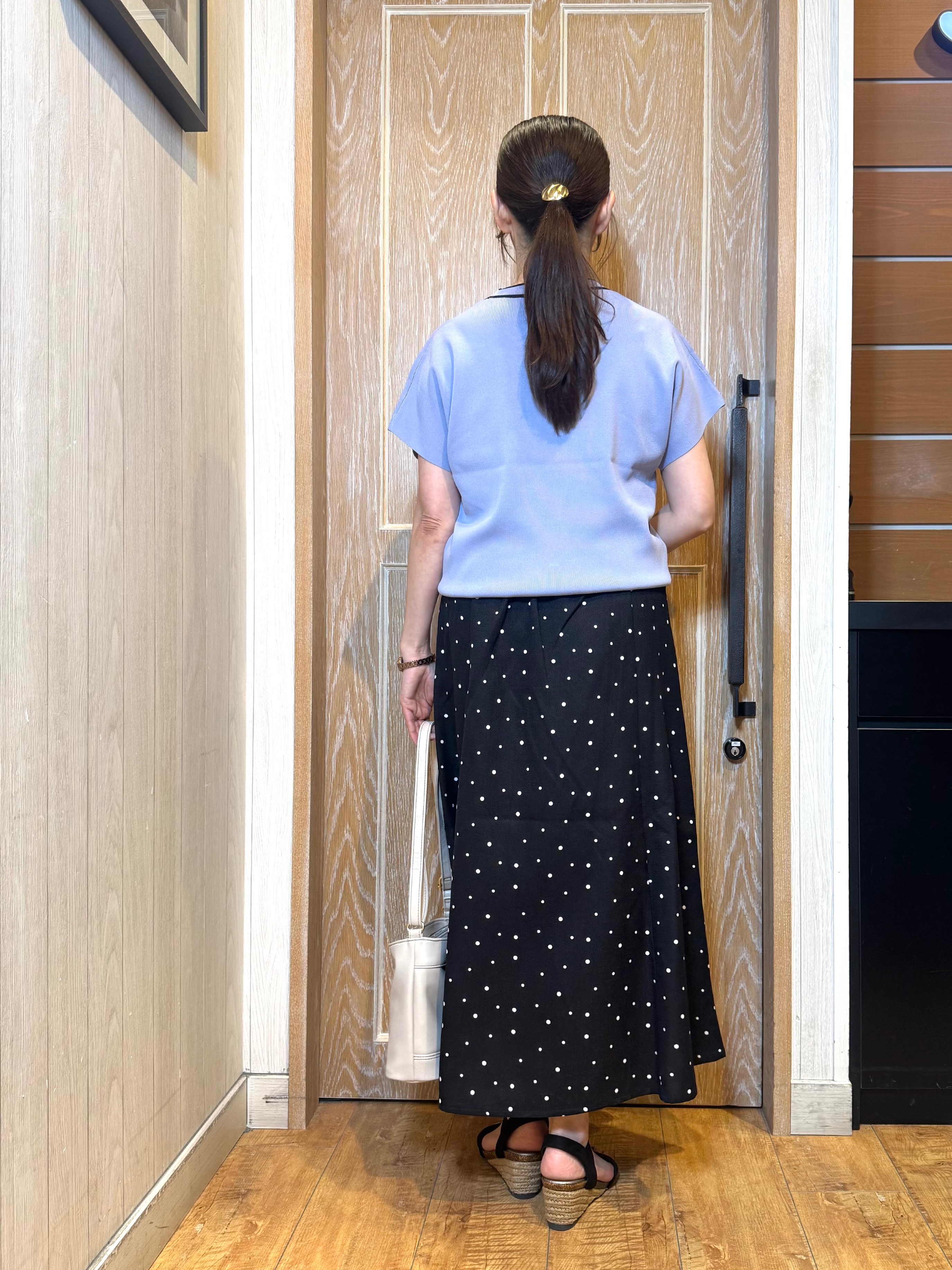 KAORIさんの「SHOO･LA･RUE｜【毎日洗える/ひんやり/UV/S-LL】 毛玉になりにくい配色ボウタイ半袖ニット」を使ったコーディネート