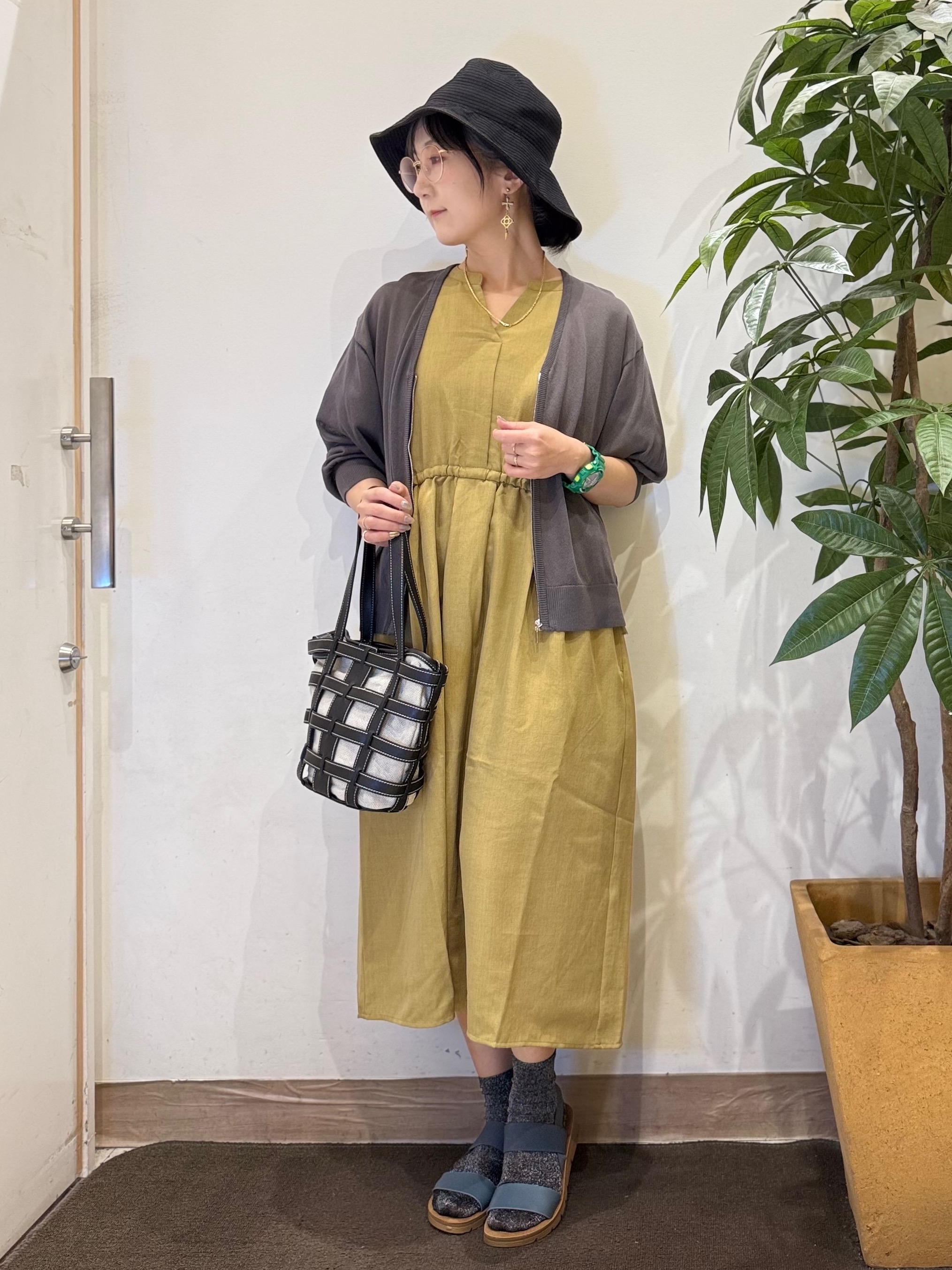 misakiさんの「SHOO･LA･RUE｜【ひんやり/洗濯機可/S-LL】程よいVネックですっきり魅せる ジップアップ 7分袖シアーカーディガ」を使ったコーディネート