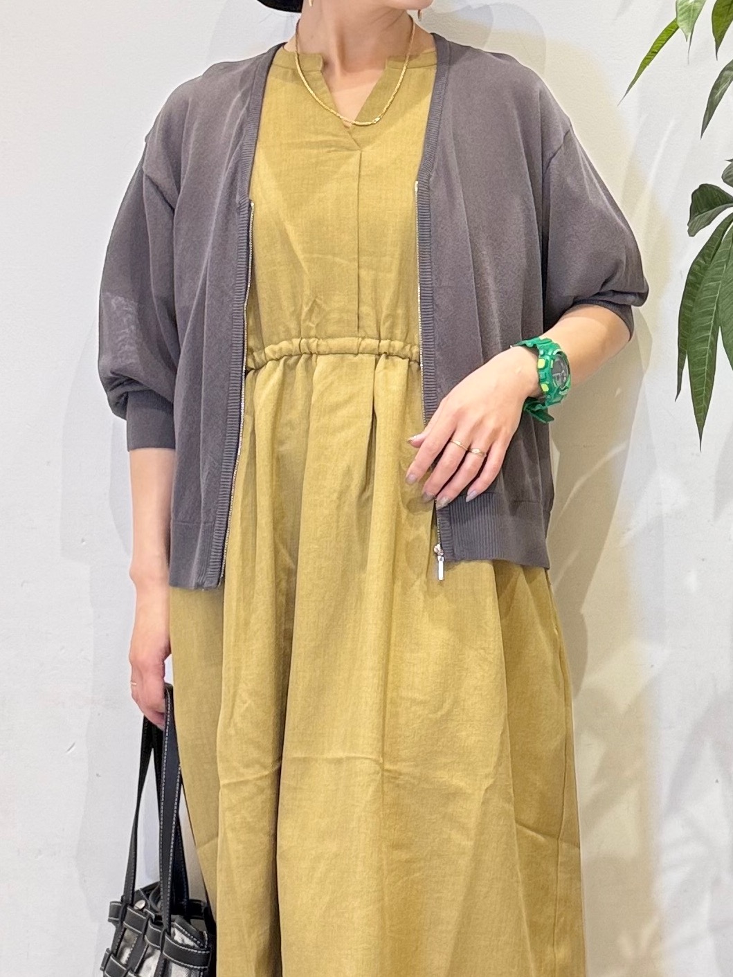 misakiさんの「SHOO･LA･RUE｜【ひんやり/洗濯機可/S-LL】程よいVネックですっきり魅せる ジップアップ 7分袖シアーカーディガ」を使ったコーディネート