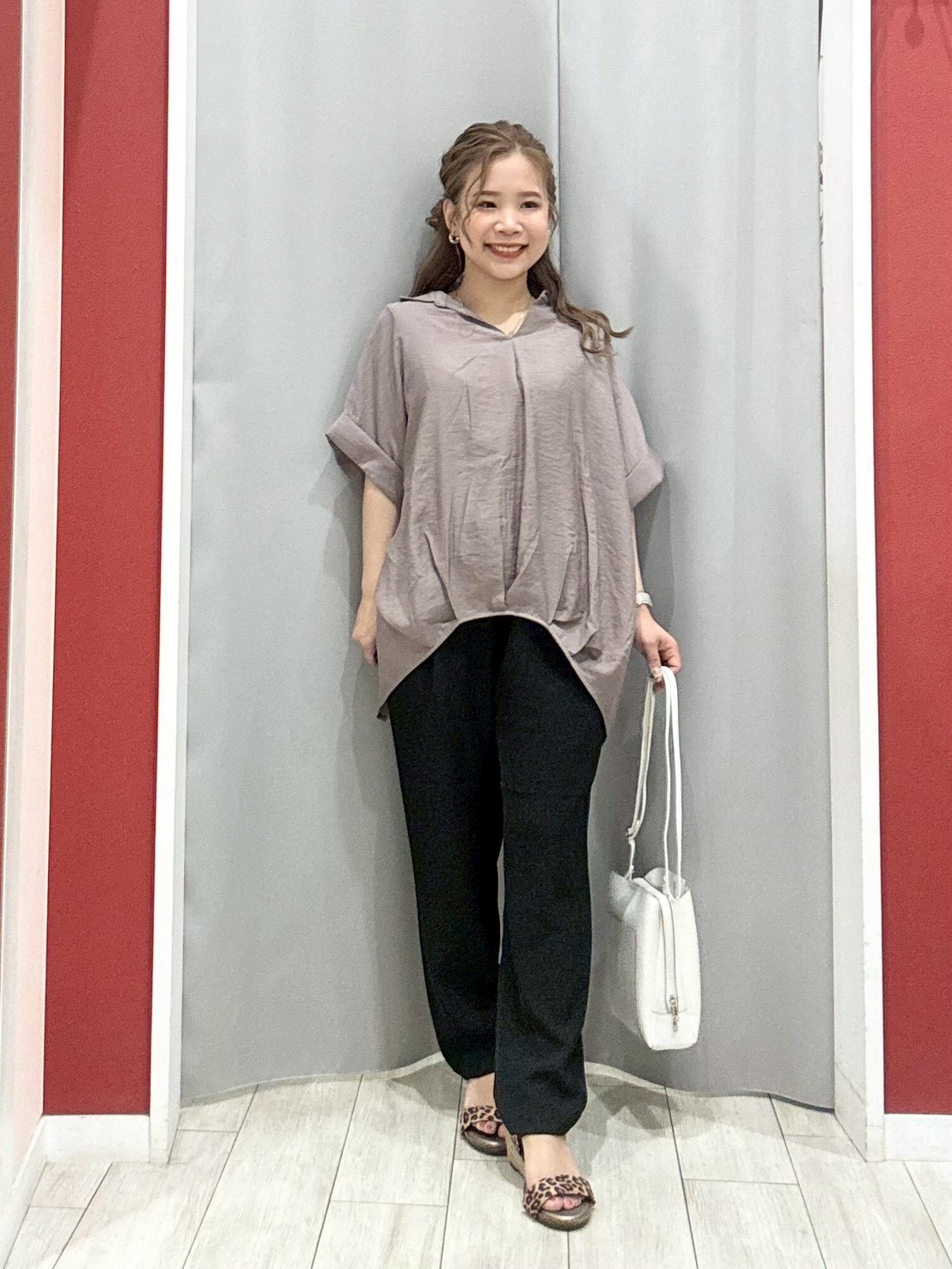 shioさんの「SHOO･LA･RUE｜【ひんやり/S-LL/洗濯機可】インせず着られる 裾タック スキッパーシャツ」を使ったコーディネート