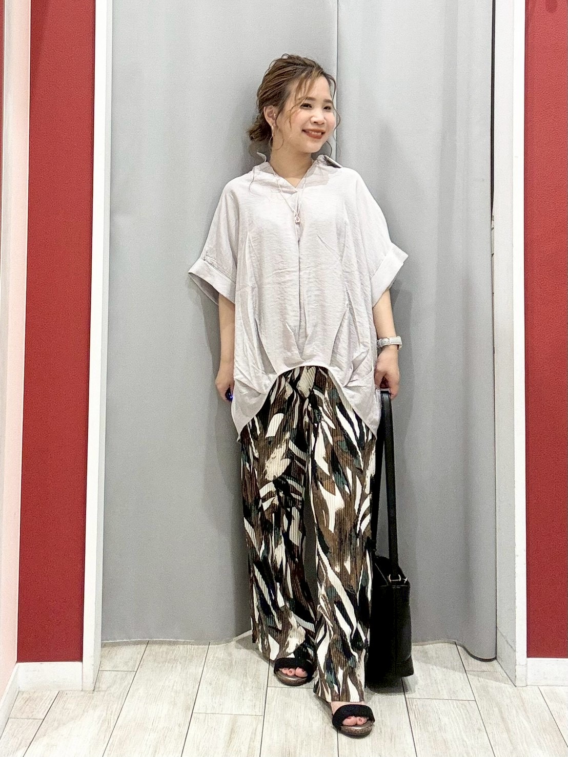 shioさんの「SHOO･LA･RUE｜【ひんやり/S-LL/洗濯機可】インせず着られる 裾タック スキッパーシャツ」を使ったコーディネート