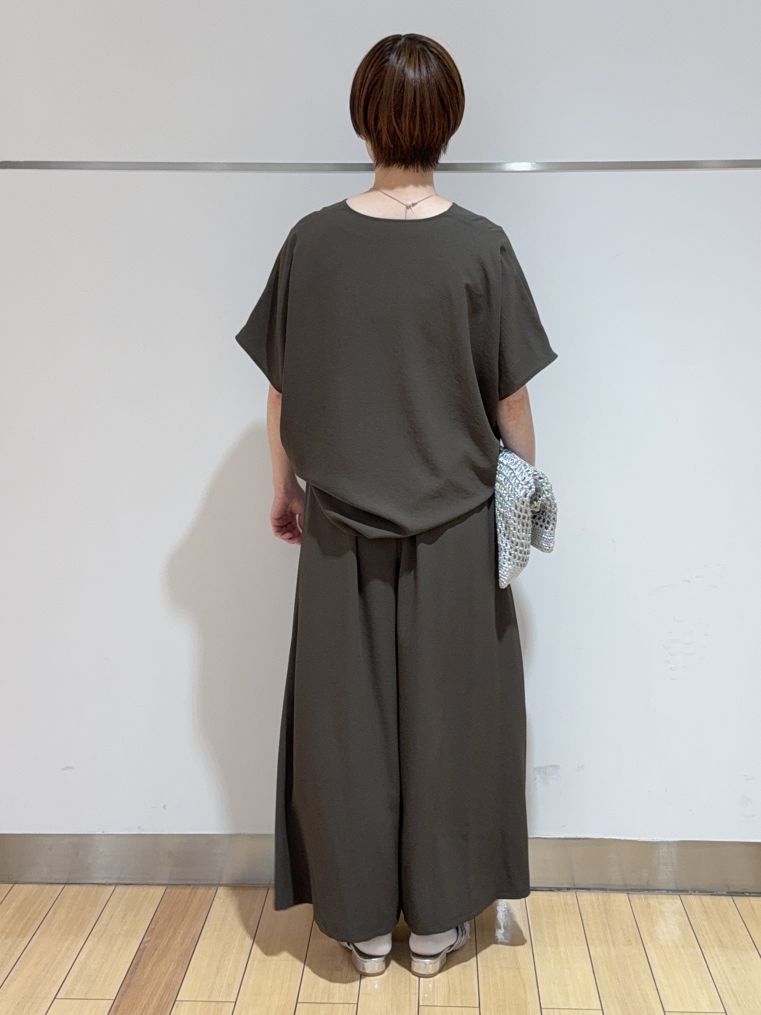 あやさんの「UNTITLED｜【UV/接触冷感/セットアップ可】リラクシーキーVネックブラウス」を使ったコーディネート