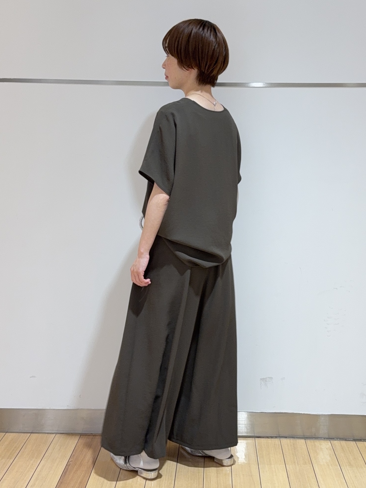 あやさんの「UNTITLED｜【UV/接触冷感/セットアップ可】リラクシーキーVネックブラウス」を使ったコーディネート