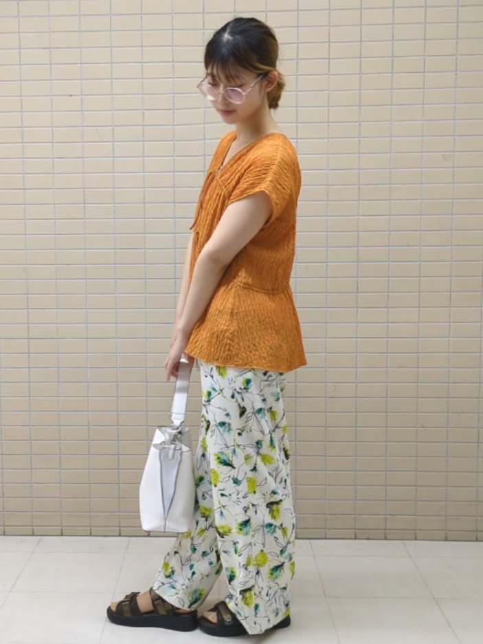 ひまりさんの「Reflect｜【セットアップ可】ボタニカル調プリントワイドパンツ」を使ったコーディネート