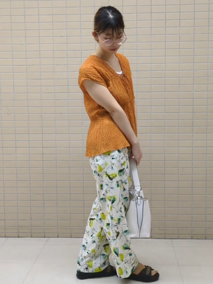 ひまりさんの「Reflect｜【セットアップ可】ボタニカル調プリントワイドパンツ」を使ったコーディネート