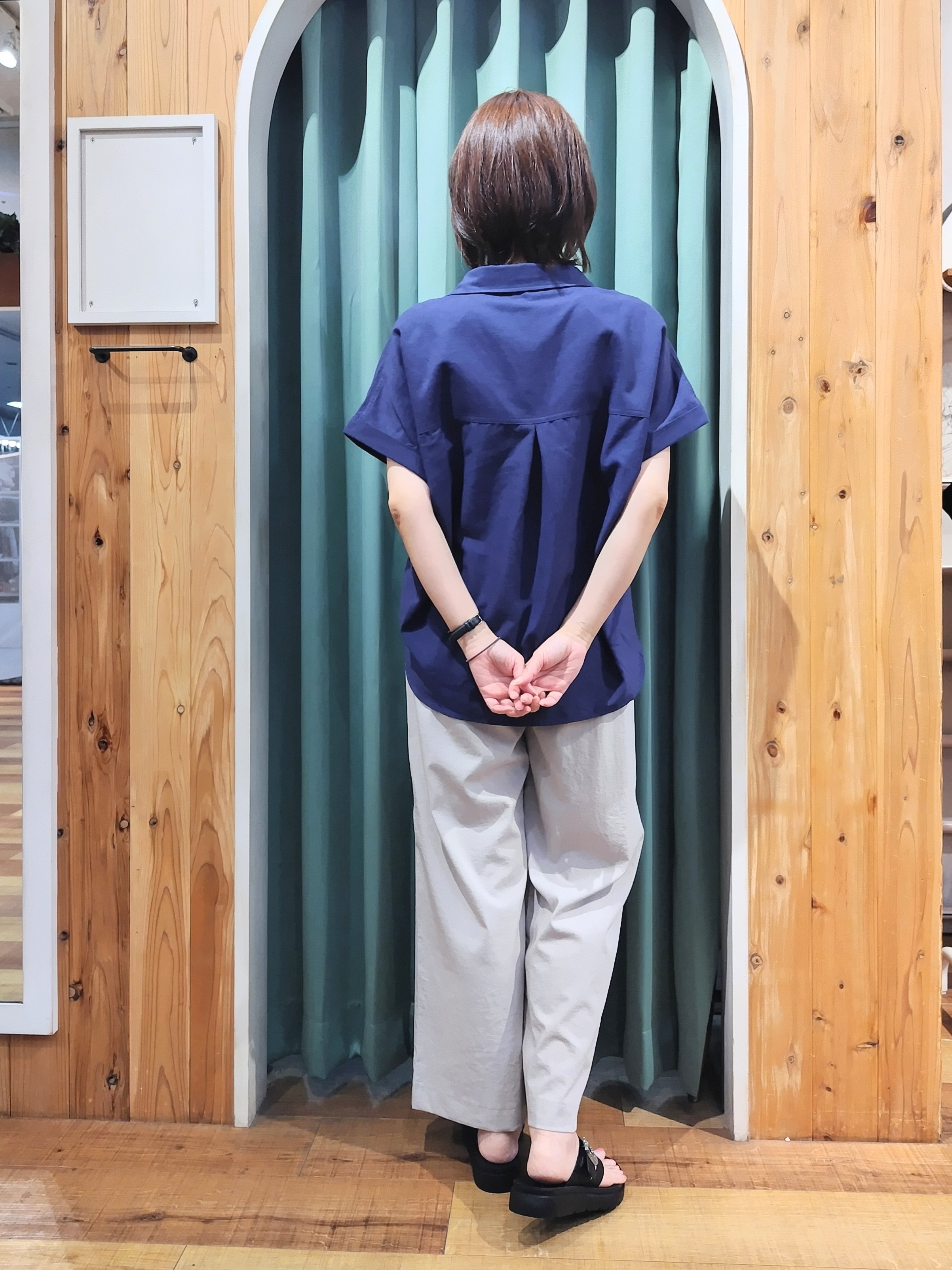 ショーコラさんの「SHOO･LA･RUE｜【ひんやり/UV】インせず着られる フレンチリネンスキッパーシャツ」を使ったコーディネート