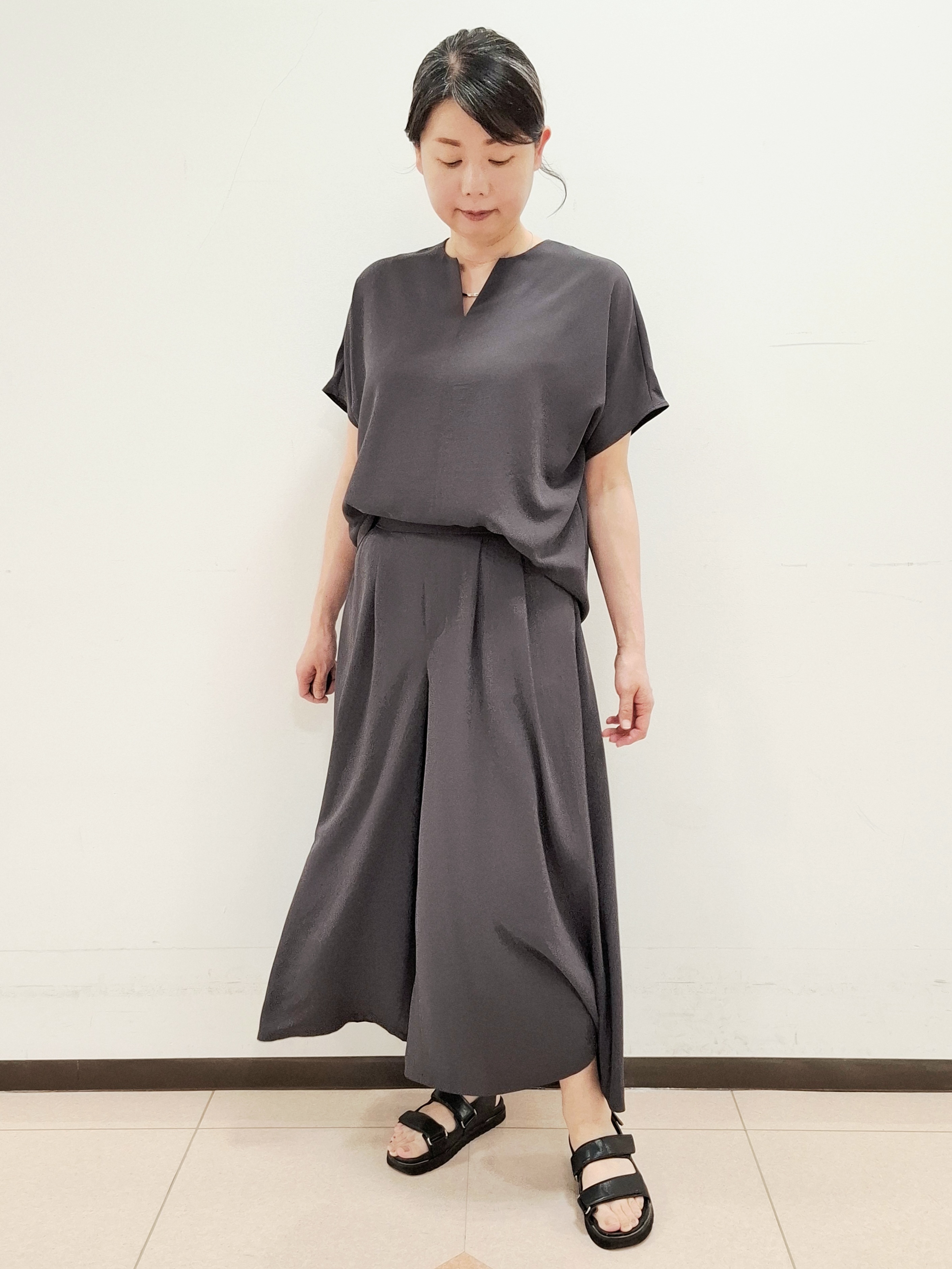 ねぎさんの「UNTITLED｜【UV/接触冷感/セットアップ可】リラクシーキーVネックブラウス」を使ったコーディネート