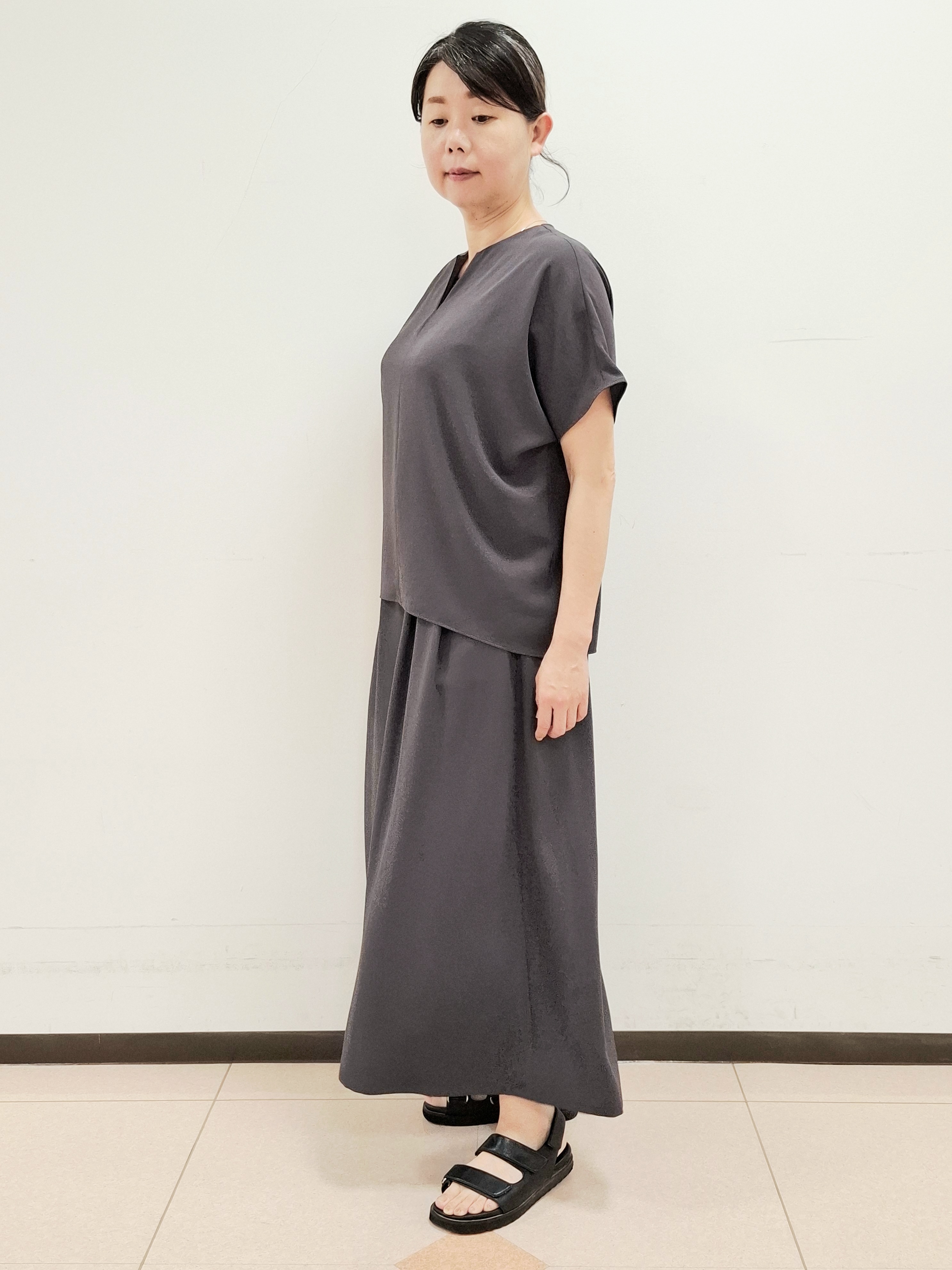 ねぎさんの「UNTITLED｜【UV/接触冷感/セットアップ可】リラクシーキーVネックブラウス」を使ったコーディネート