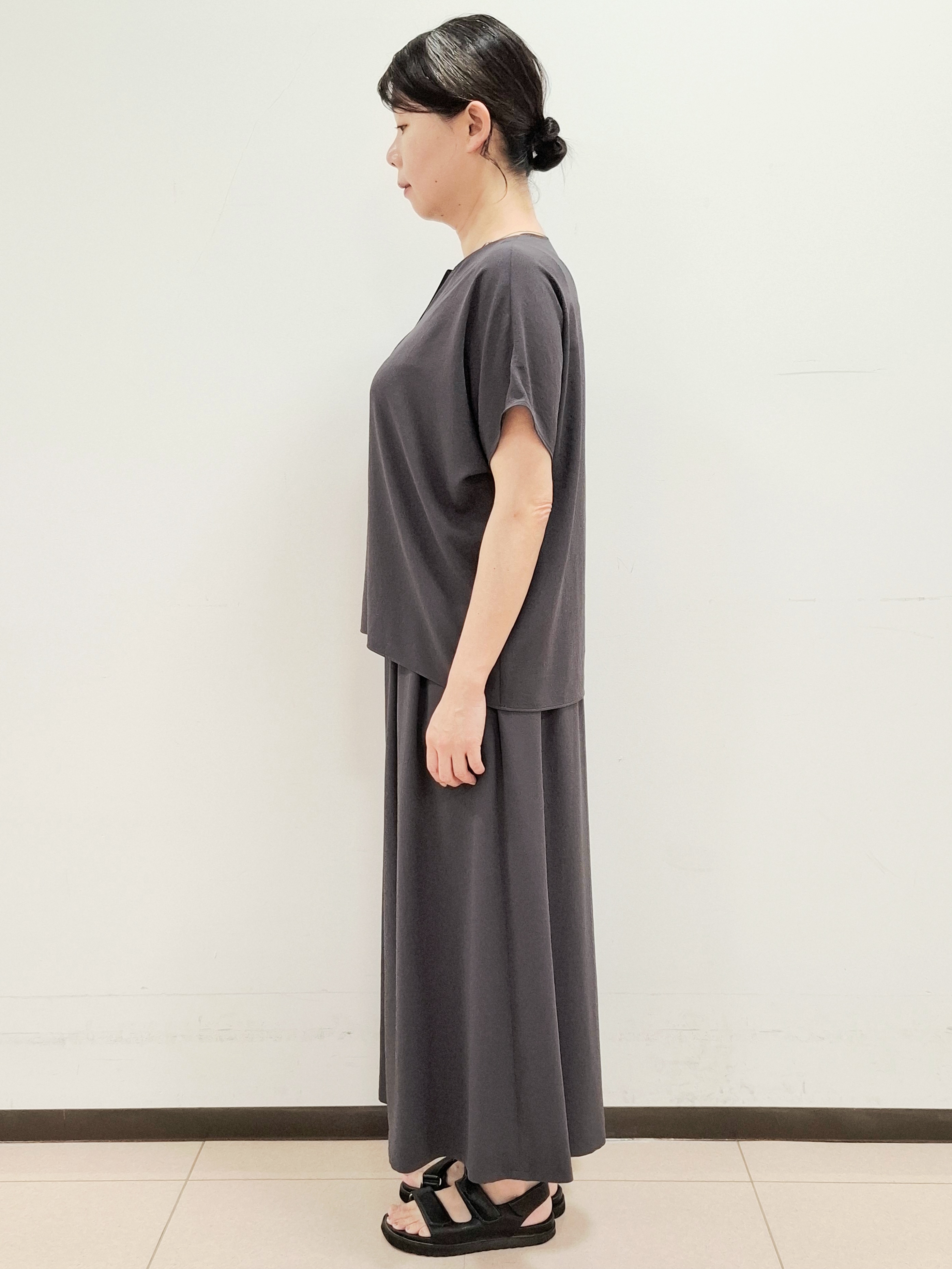 ねぎさんの「UNTITLED｜【UV/接触冷感/セットアップ可】リラクシーキーVネックブラウス」を使ったコーディネート
