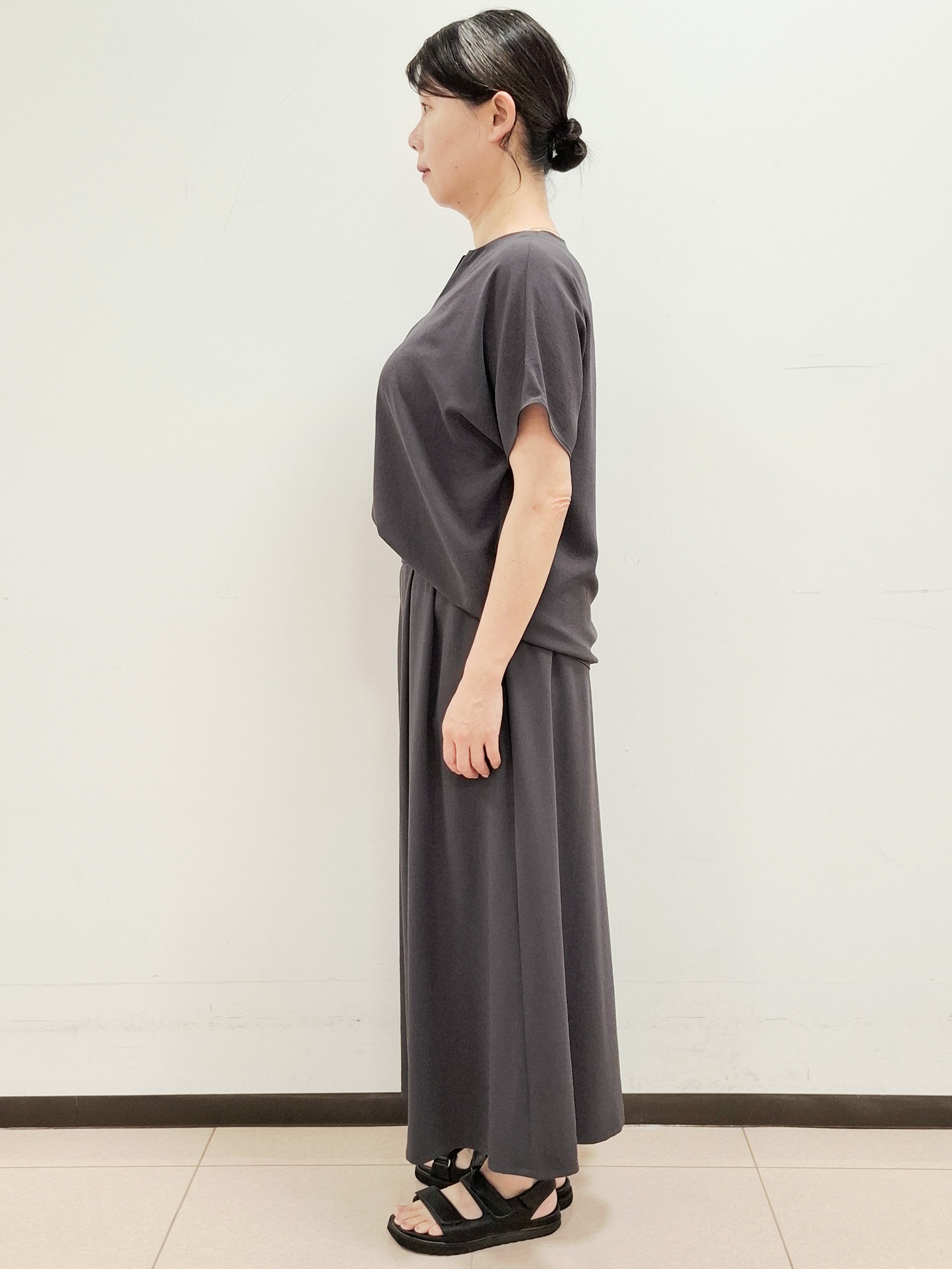 ねぎさんの「UNTITLED｜【UV/接触冷感/セットアップ可】リラクシーキーVネックブラウス」を使ったコーディネート