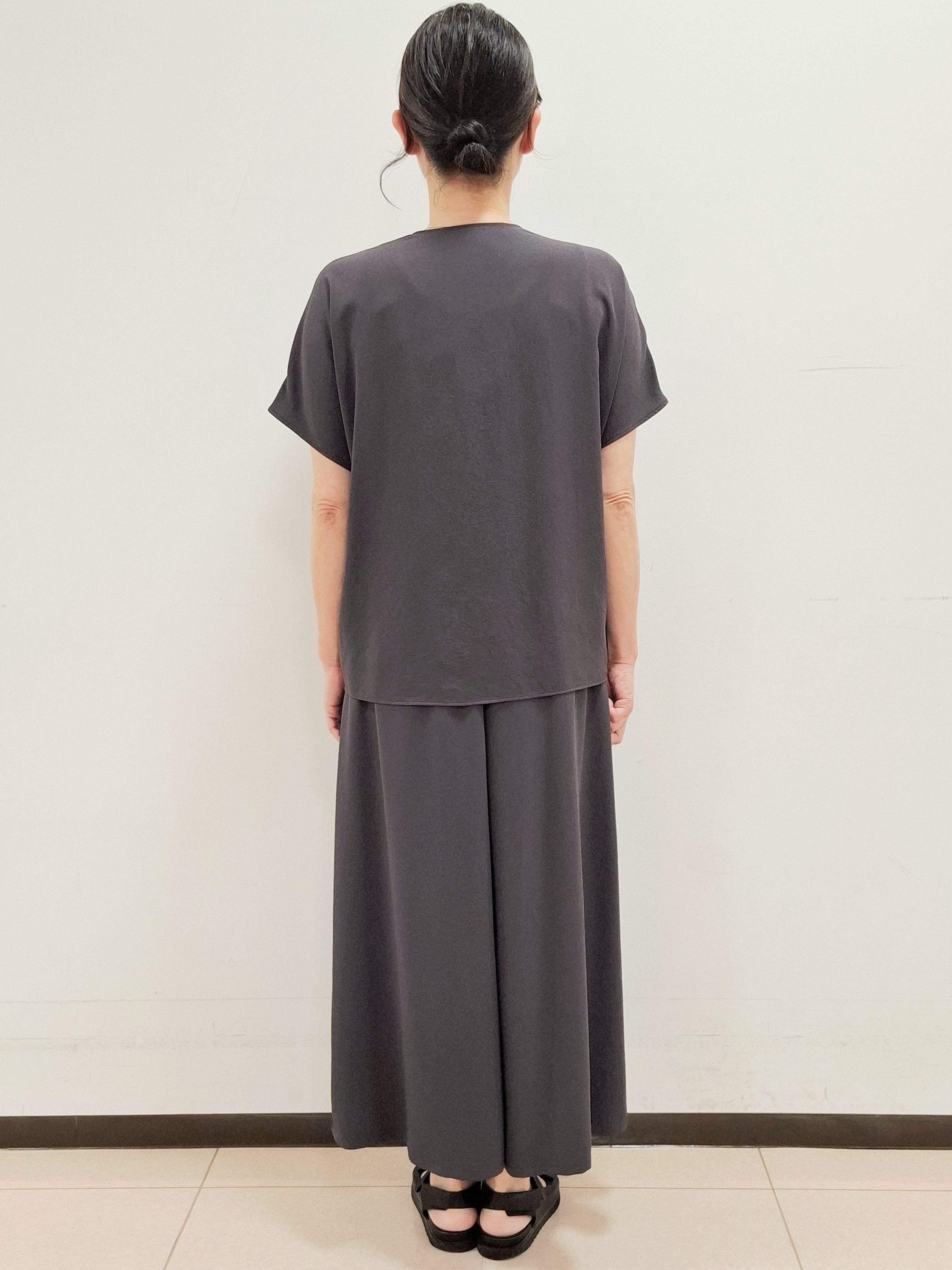 ねぎさんの「UNTITLED｜【UV/接触冷感/セットアップ可】リラクシーキーVネックブラウス」を使ったコーディネート