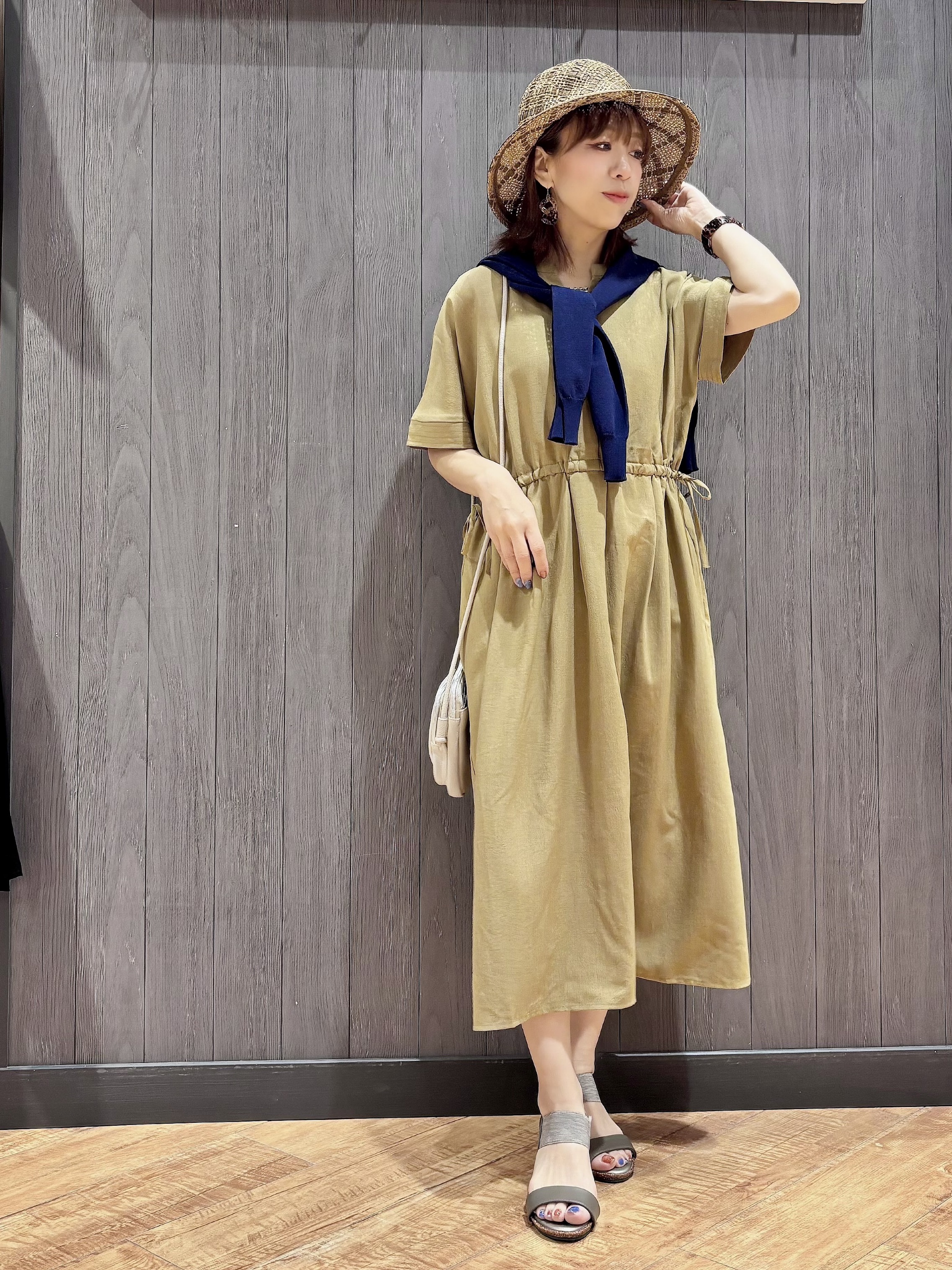 meiさんの「SHOO･LA･RUE｜【洗濯機可/体型カバー】ウエストシャーリングでお腹周りが気にならない 麻調スキッパー脇リボンワンピー」を使ったコーディネート