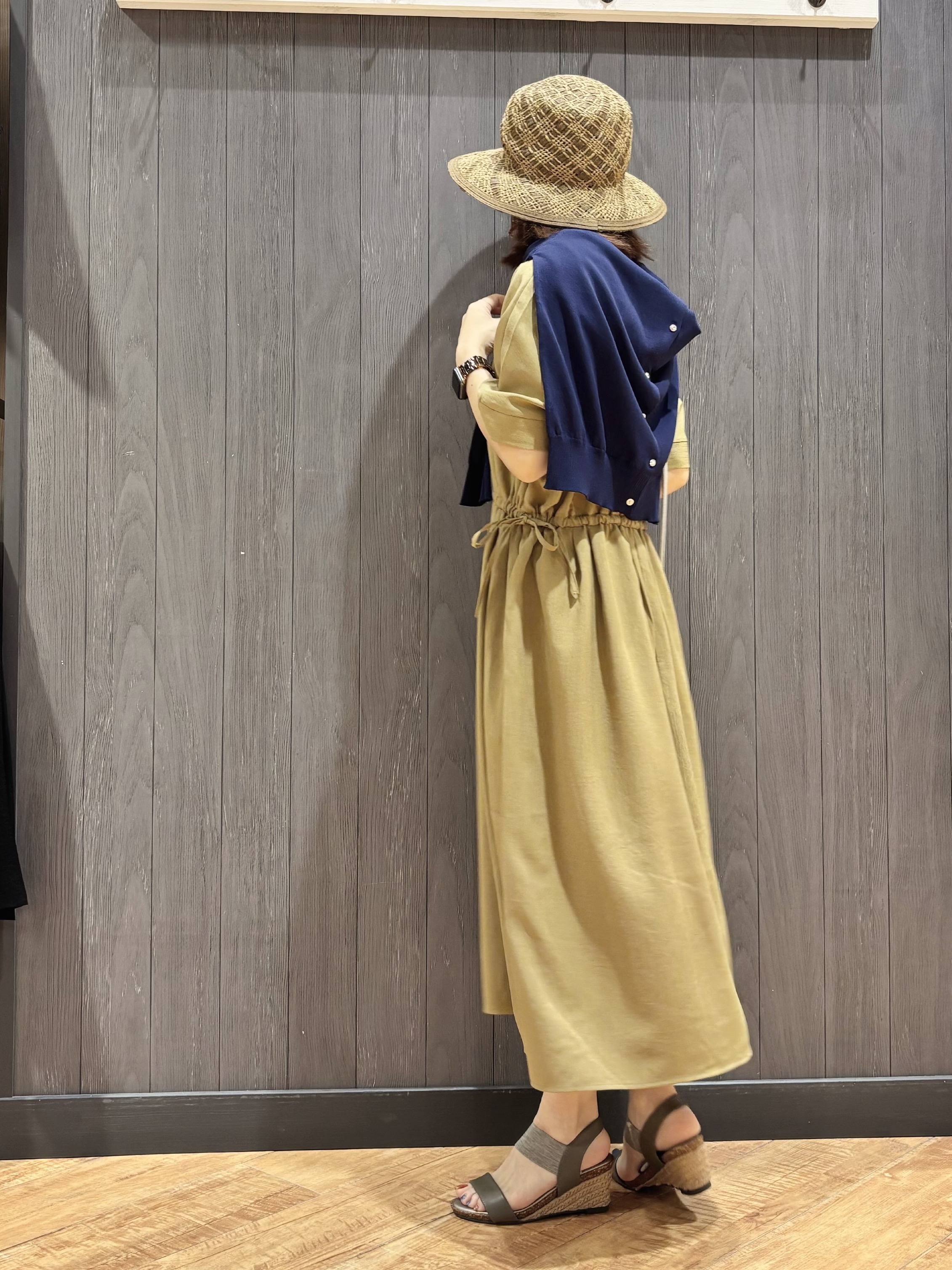 meiさんの「SHOO･LA･RUE｜【洗濯機可/体型カバー】ウエストシャーリングでお腹周りが気にならない 麻調スキッパー脇リボンワンピー」を使ったコーディネート