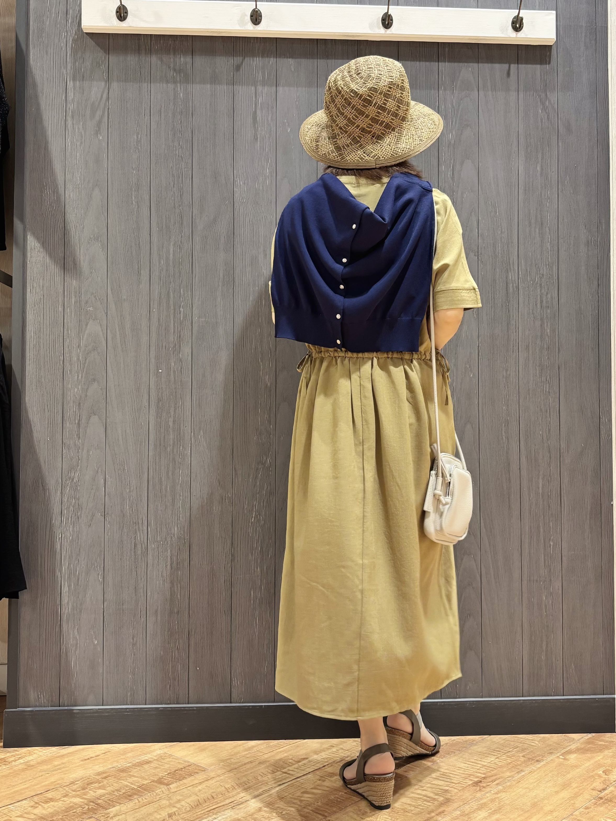 meiさんの「SHOO･LA･RUE｜【洗濯機可/体型カバー】ウエストシャーリングでお腹周りが気にならない 麻調スキッパー脇リボンワンピー」を使ったコーディネート