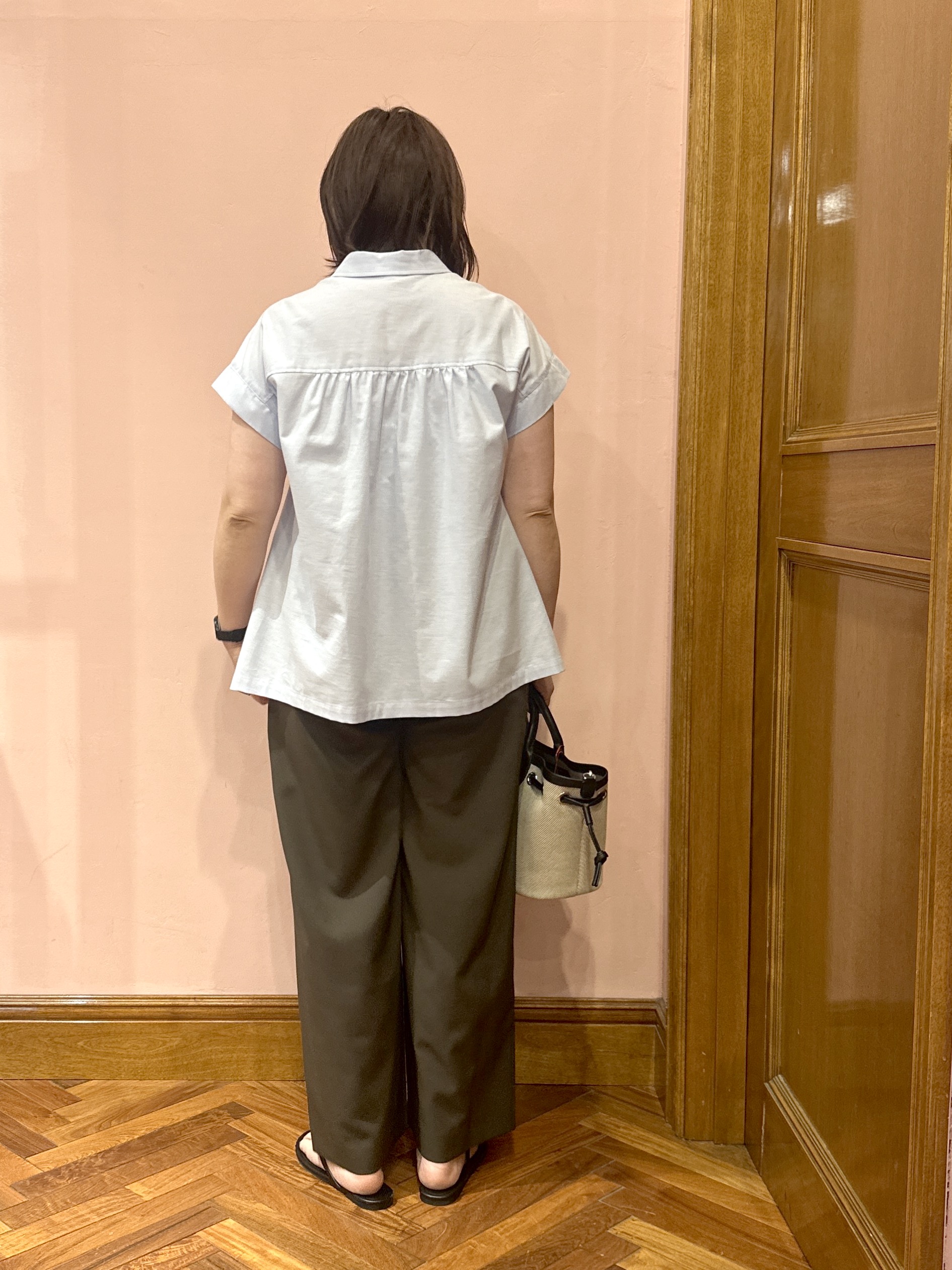 komatsuさんの「DRESSTERIOR｜【毎年人気/ウォッシャブル】バックフレアオックスシャツ」を使ったコーディネート