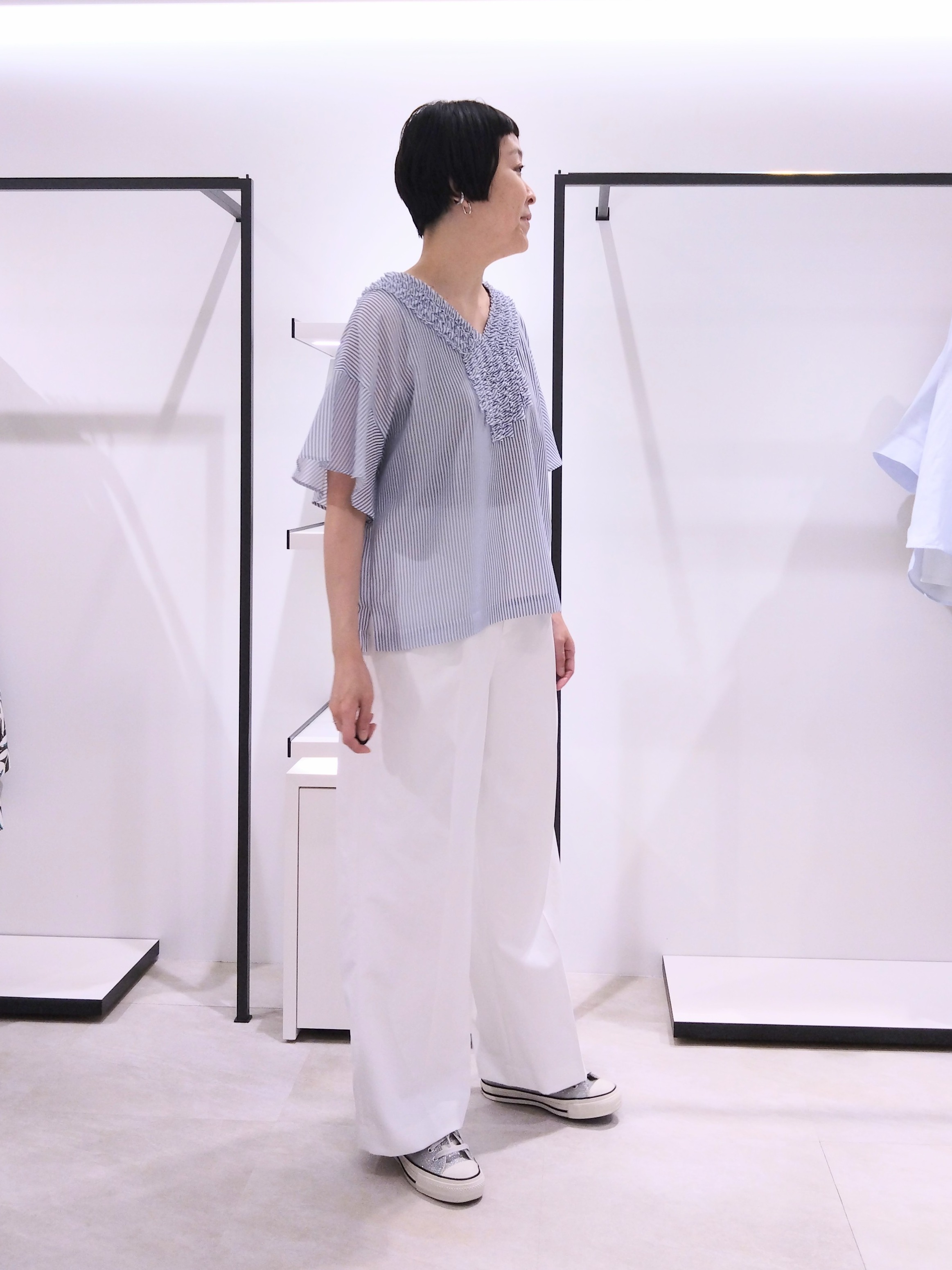 まちこさんの「UNTITLED｜【接触冷感/通気性/洗える】Vネックフリルブラウス」を使ったコーディネート