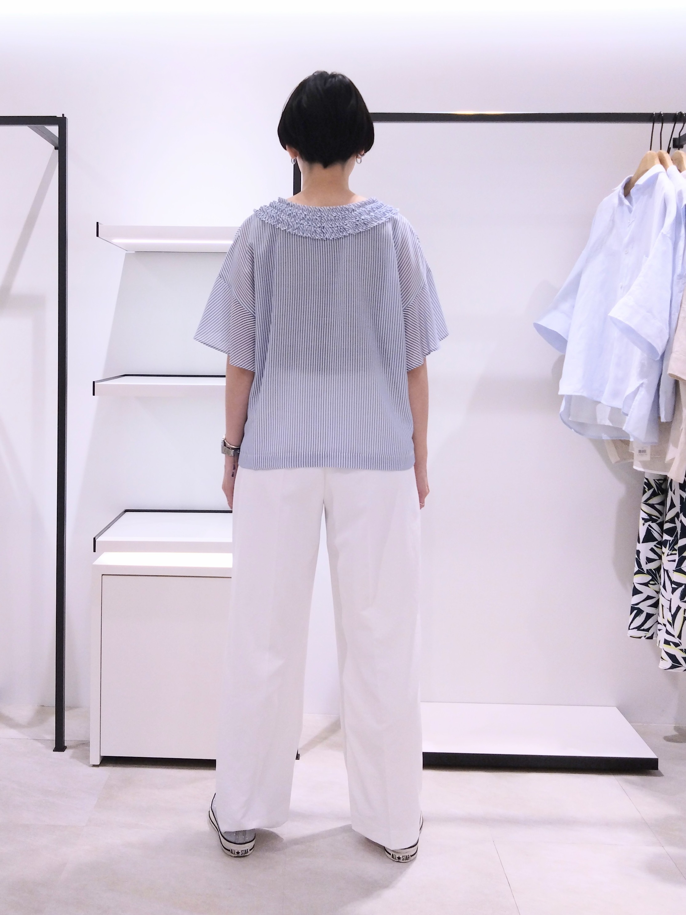 まちこさんの「UNTITLED｜【接触冷感/通気性/洗える】Vネックフリルブラウス」を使ったコーディネート