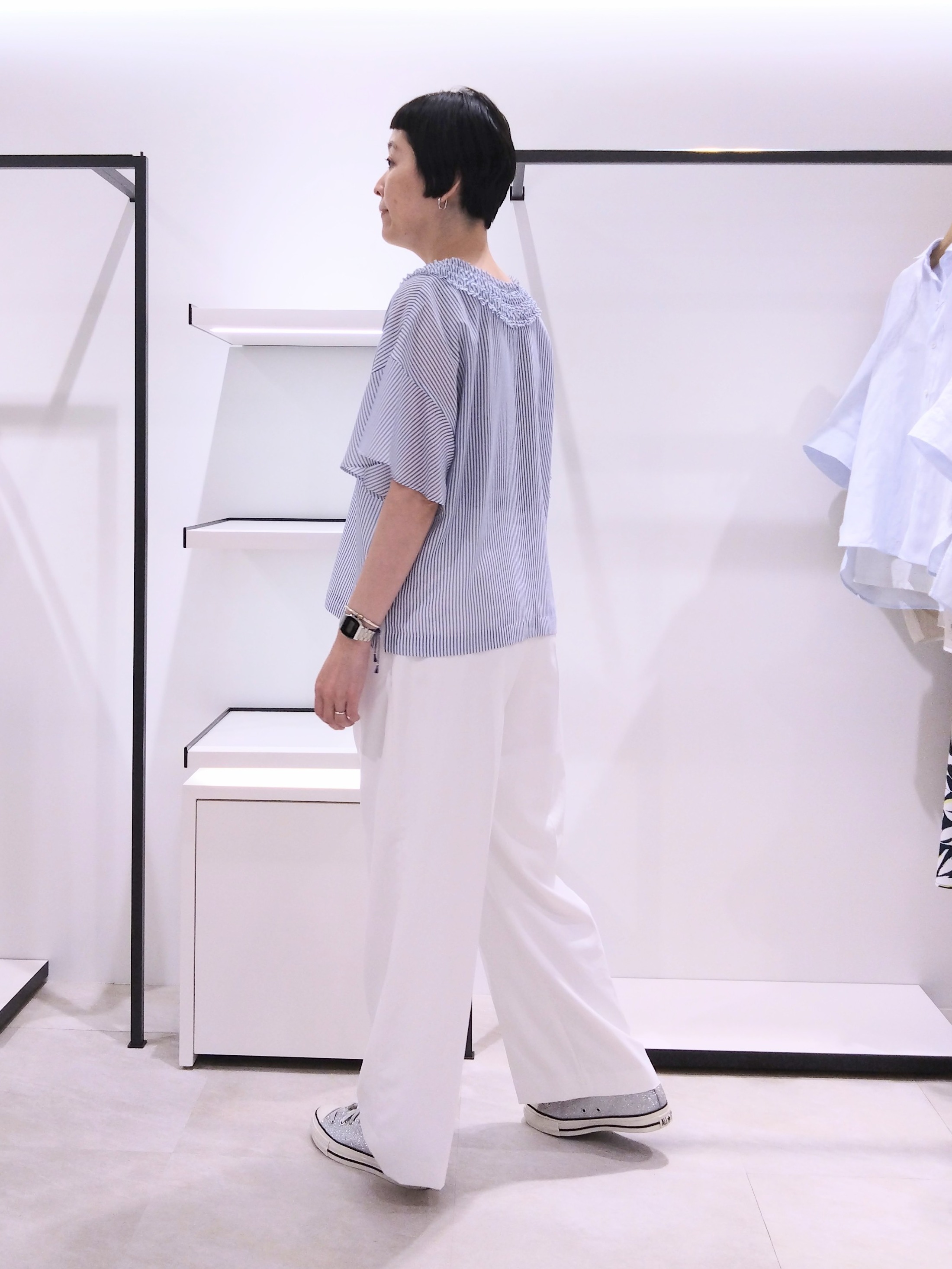 まちこさんの「UNTITLED｜【接触冷感/通気性/洗える】Vネックフリルブラウス」を使ったコーディネート