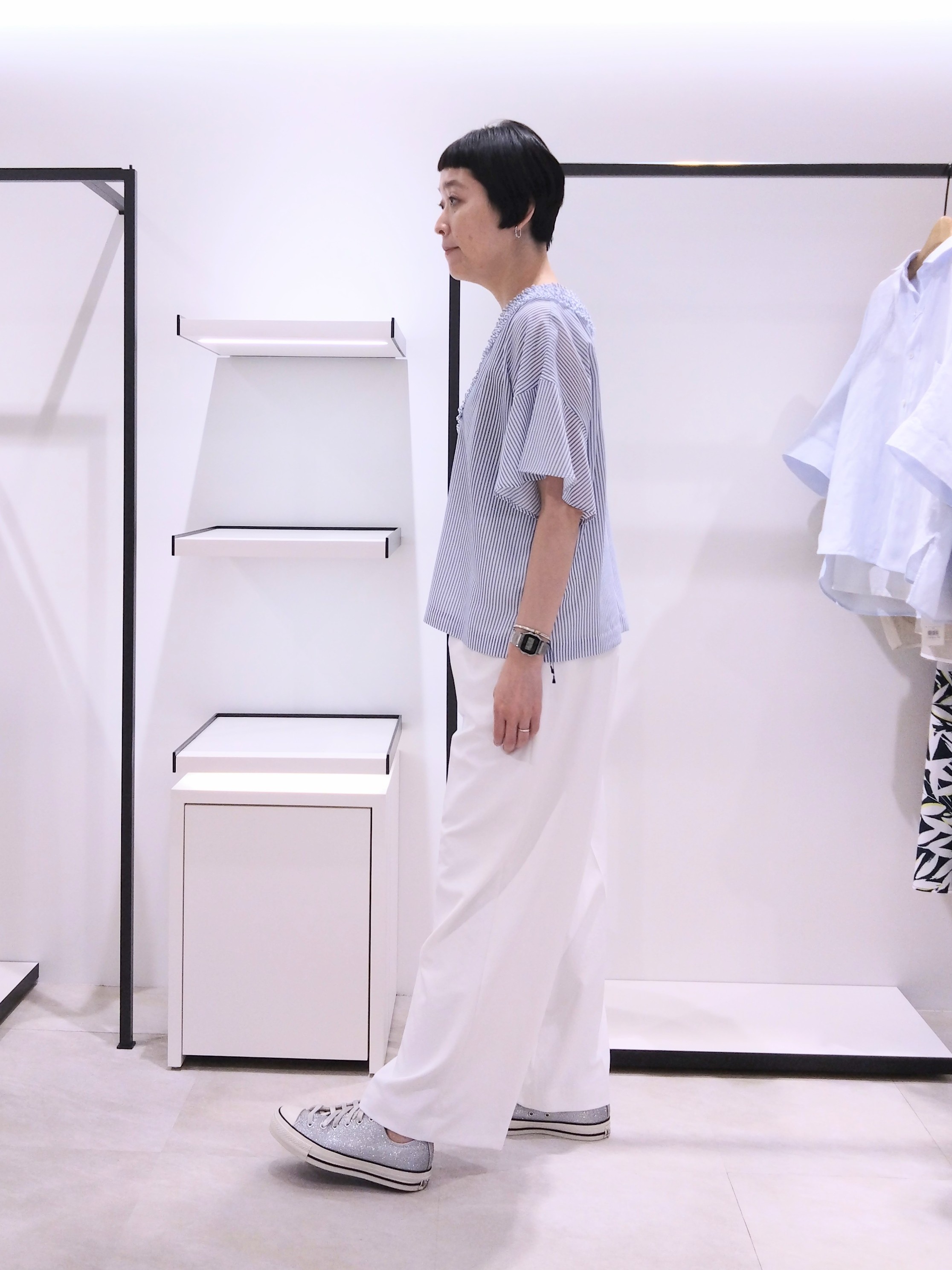 まちこさんの「UNTITLED｜【接触冷感/通気性/洗える】Vネックフリルブラウス」を使ったコーディネート