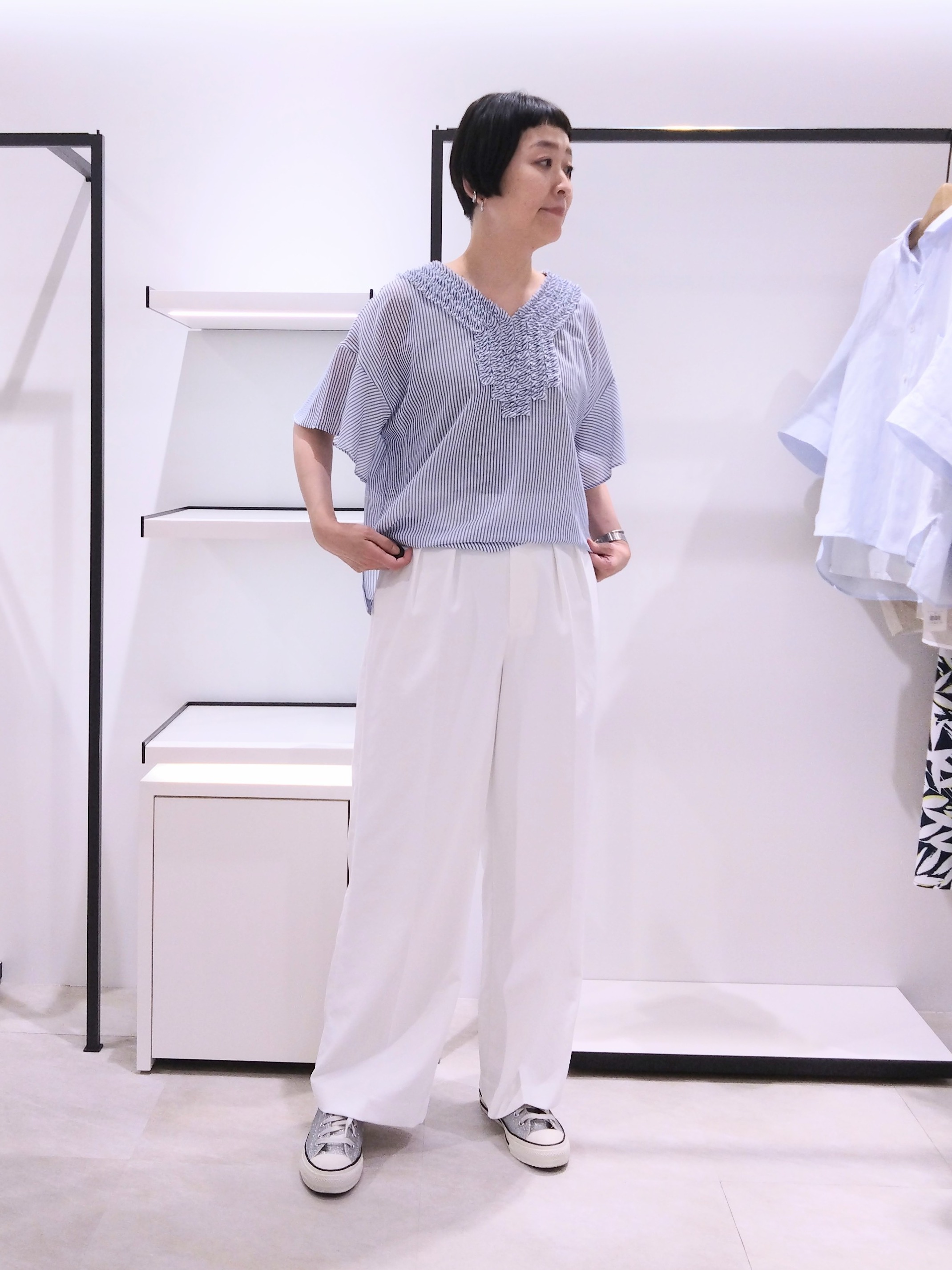 まちこさんの「UNTITLED｜【接触冷感/通気性/洗える】Vネックフリルブラウス」を使ったコーディネート