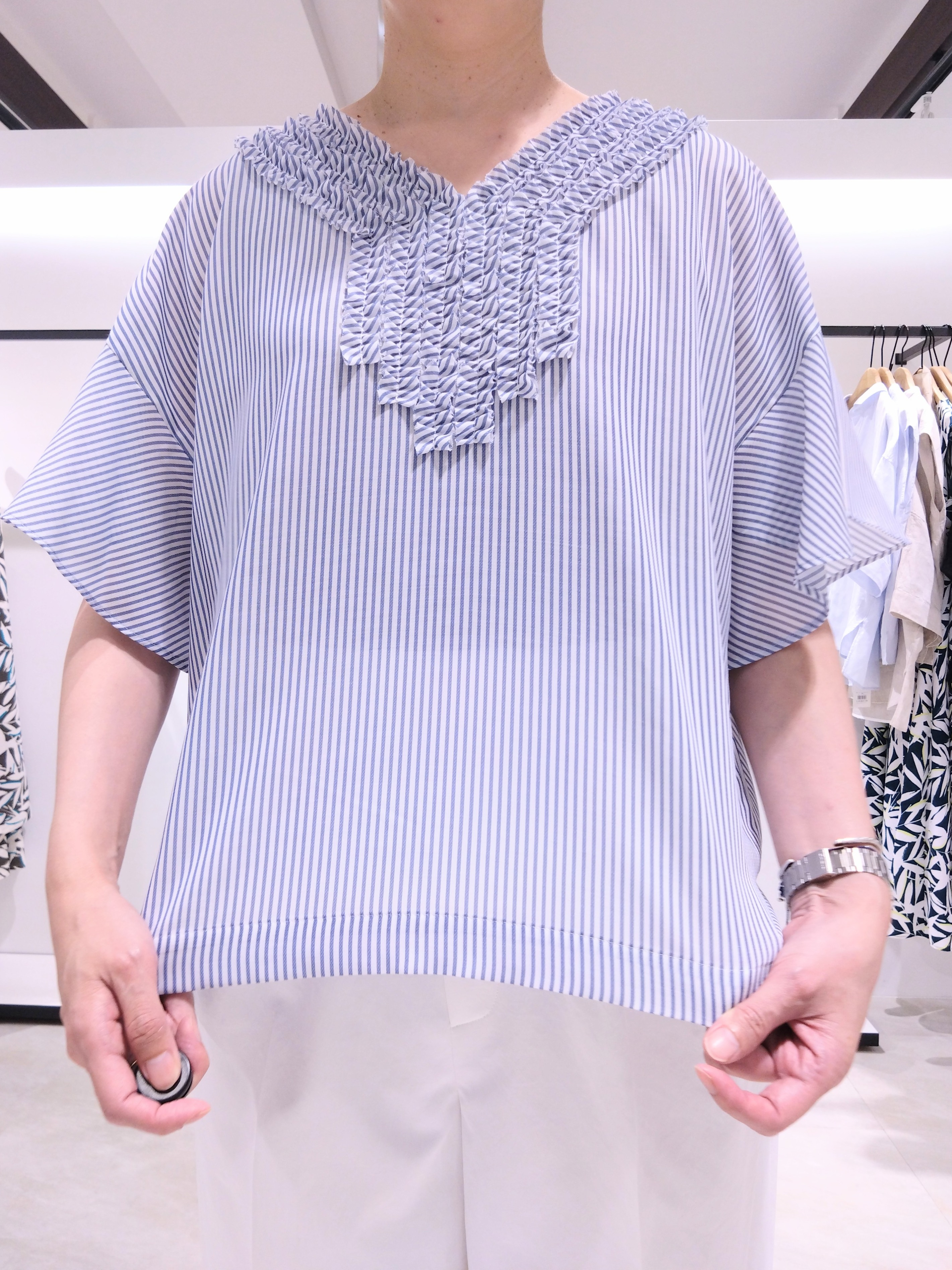 まちこさんの「UNTITLED｜【接触冷感/通気性/洗える】Vネックフリルブラウス」を使ったコーディネート