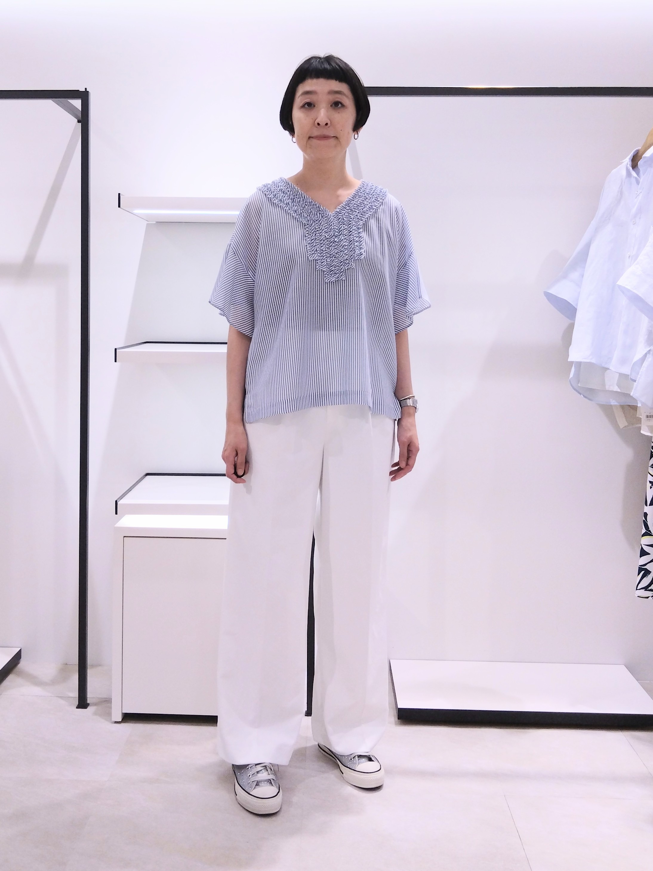 まちこさんの「UNTITLED｜【接触冷感/通気性/洗える】Vネックフリルブラウス」を使ったコーディネート