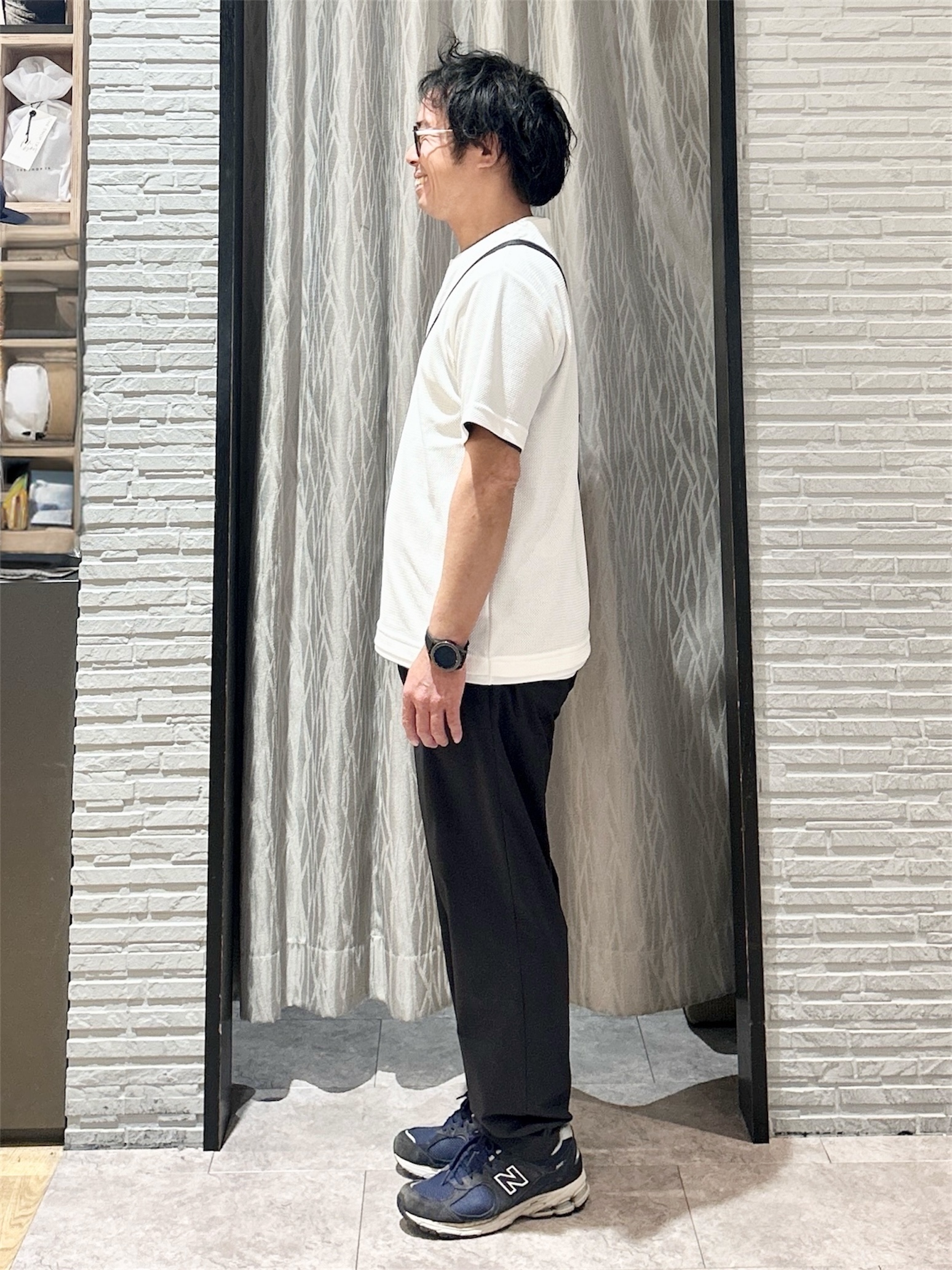 KENJI Iさんの「THE SHOP TK｜【一枚でコーディネートが完成！】レイヤード風 キーネック 半袖Tシャツ 洗濯機OK」を使ったコーディネート