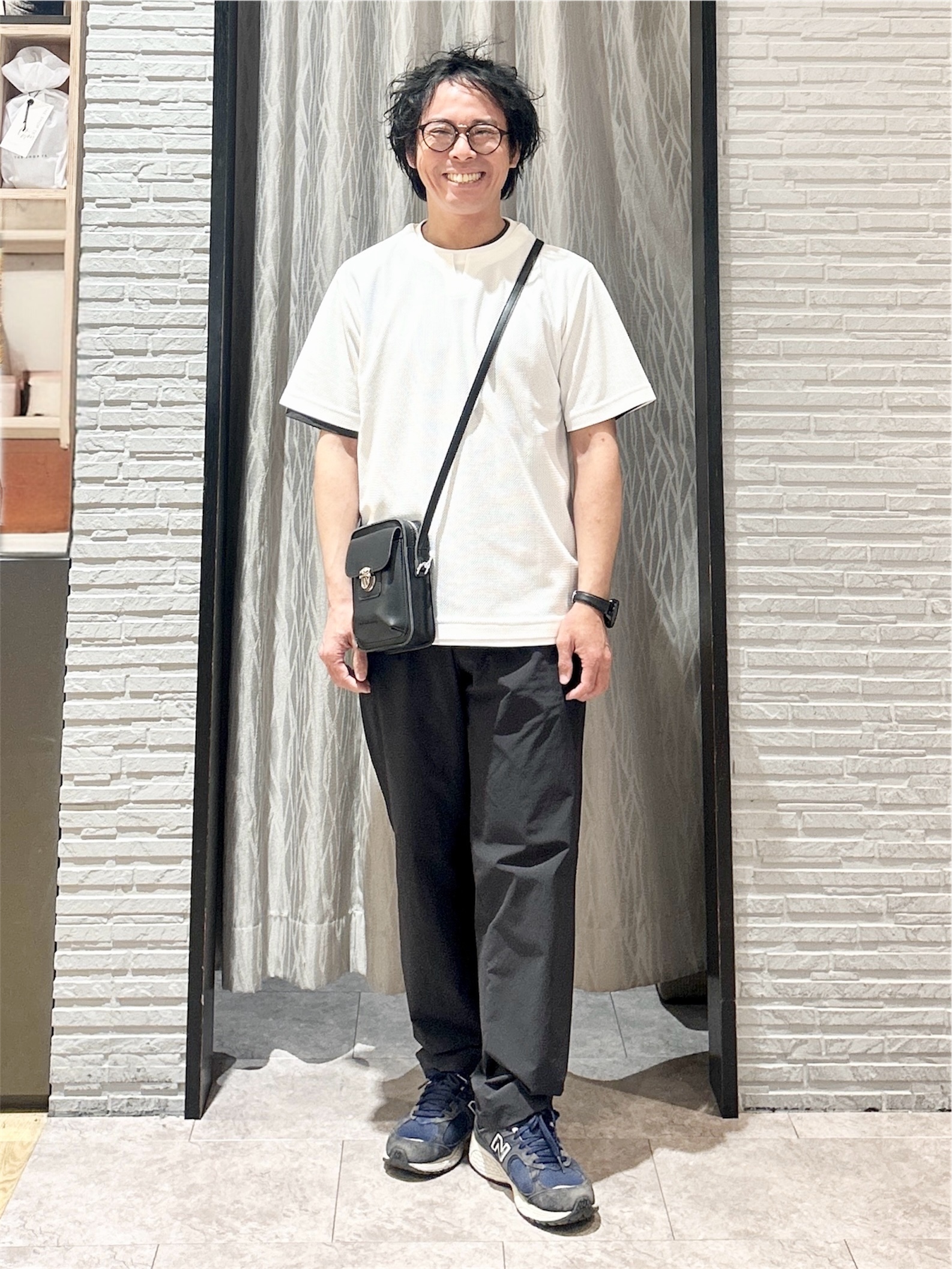 KENJI Iさんの「THE SHOP TK｜【一枚でコーディネートが完成！】レイヤード風 キーネック 半袖Tシャツ 洗濯機OK」を使ったコーディネート