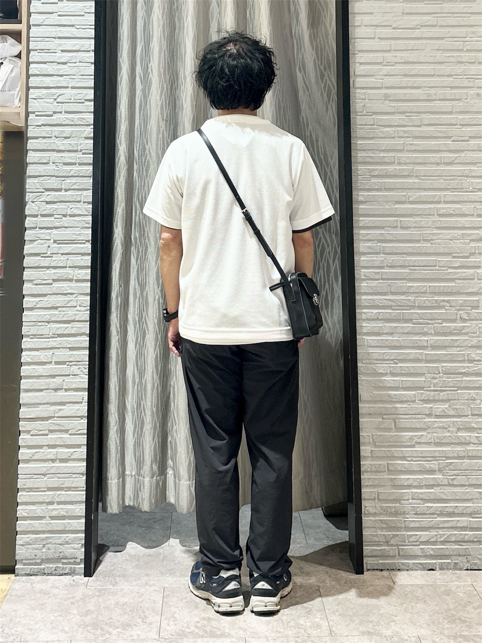 KENJI Iさんの「THE SHOP TK｜【一枚でコーディネートが完成！】レイヤード風 キーネック 半袖Tシャツ 洗濯機OK」を使ったコーディネート