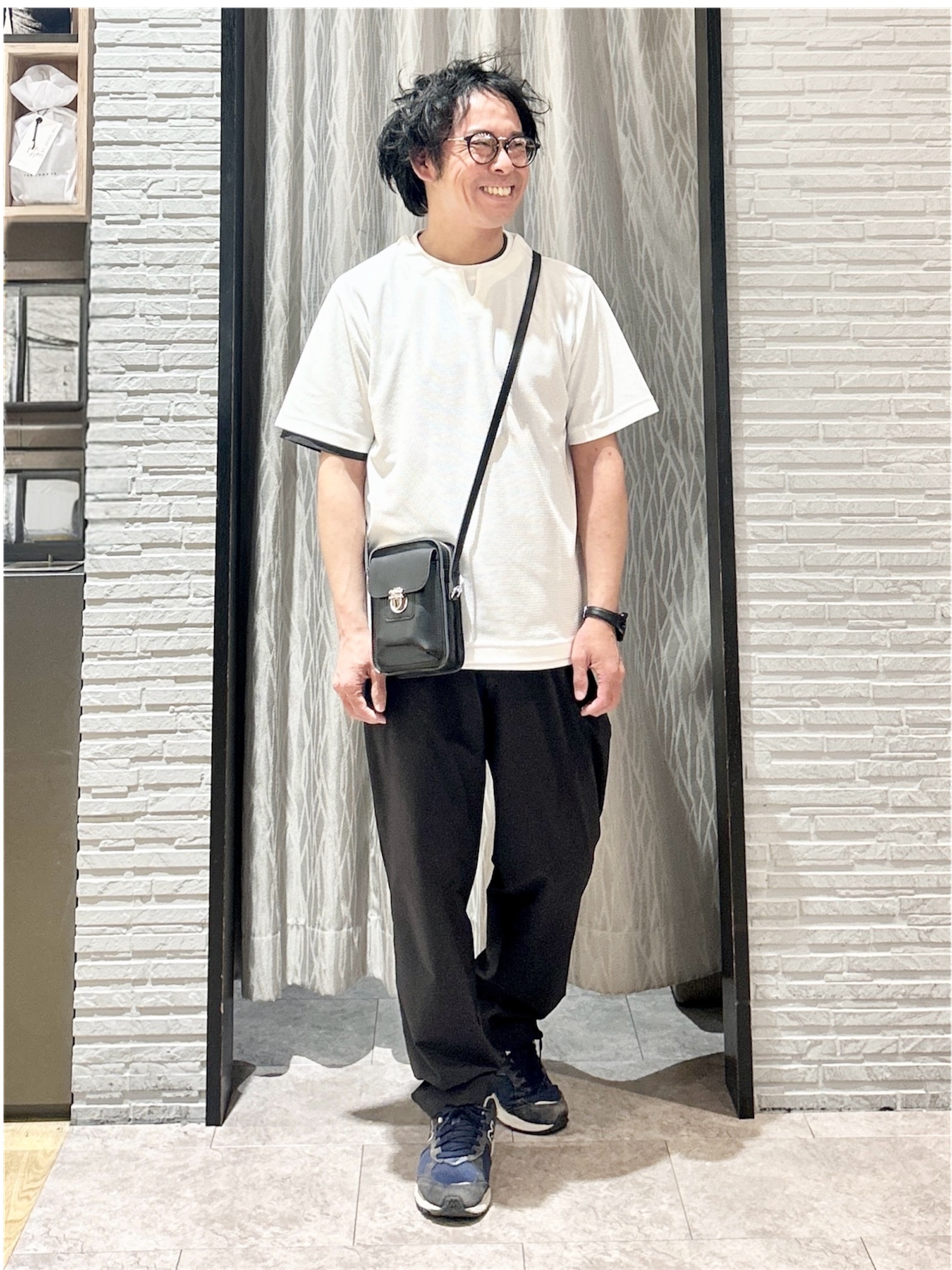 KENJI Iさんの「THE SHOP TK｜【一枚でコーディネートが完成！】レイヤード風 キーネック 半袖Tシャツ 洗濯機OK」を使ったコーディネート