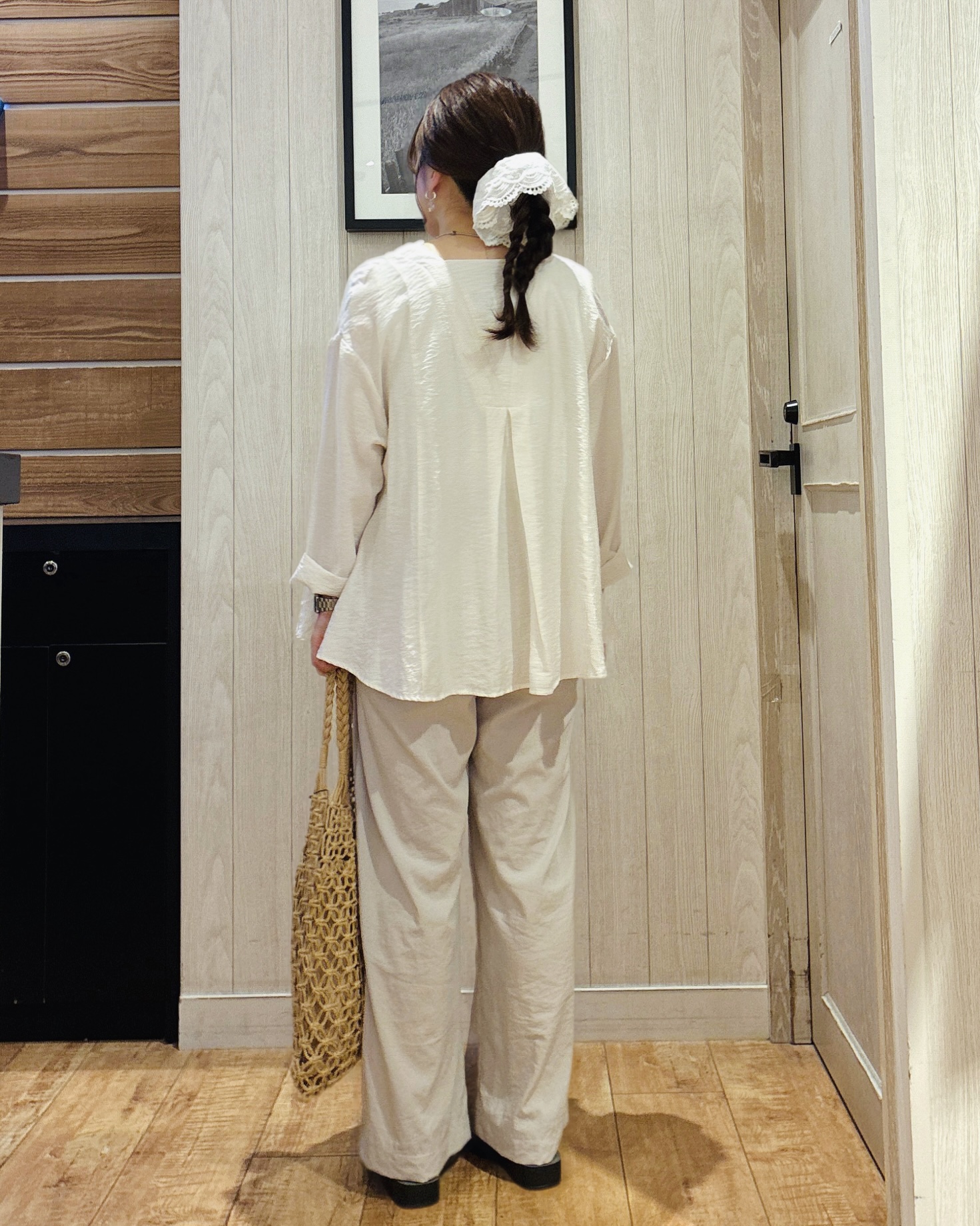 西。さんの「SHOO･LA･RUE｜【洗濯機可/S-LL】お顔周りすっきり 大人のシアーシャツカーディガン」を使ったコーディネート