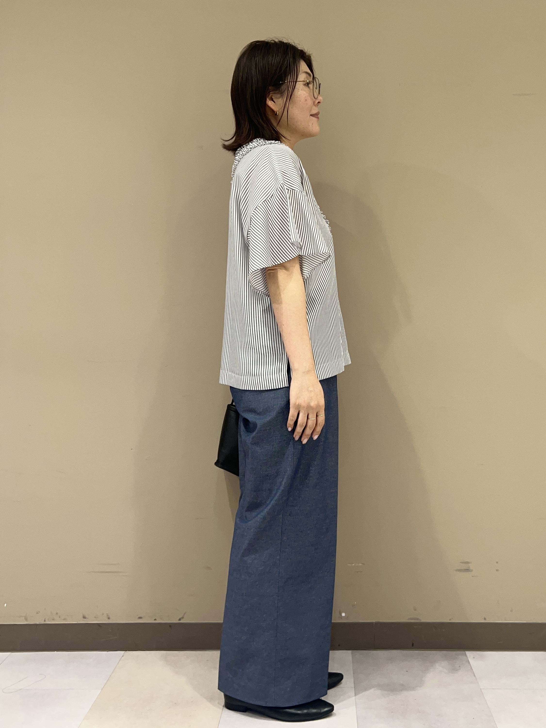 fukuさんの「UNTITLED｜【接触冷感/通気性/洗える】Vネックフリルブラウス」を使ったコーディネート