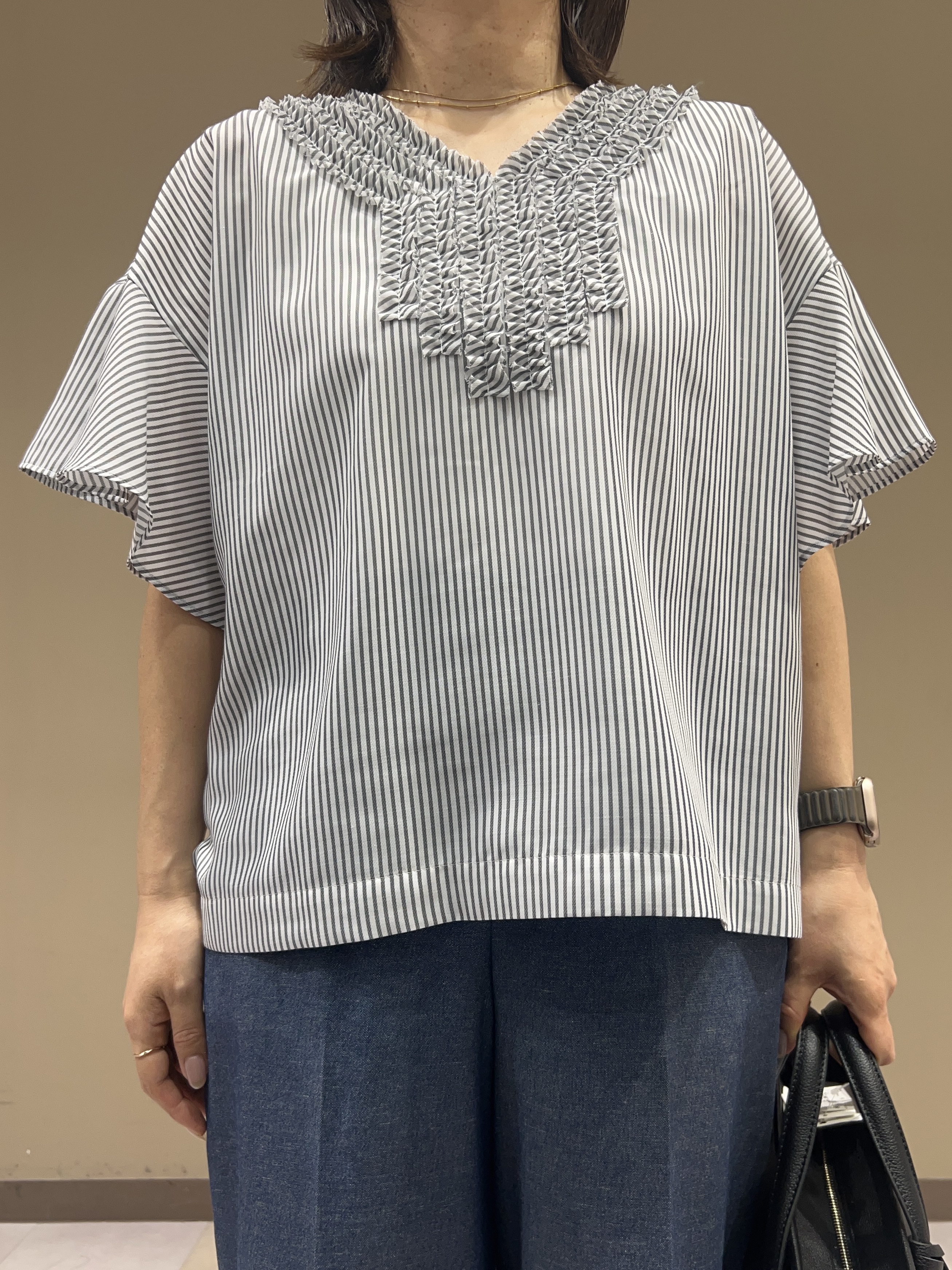 fukuさんの「UNTITLED｜【接触冷感/通気性/洗える】Vネックフリルブラウス」を使ったコーディネート