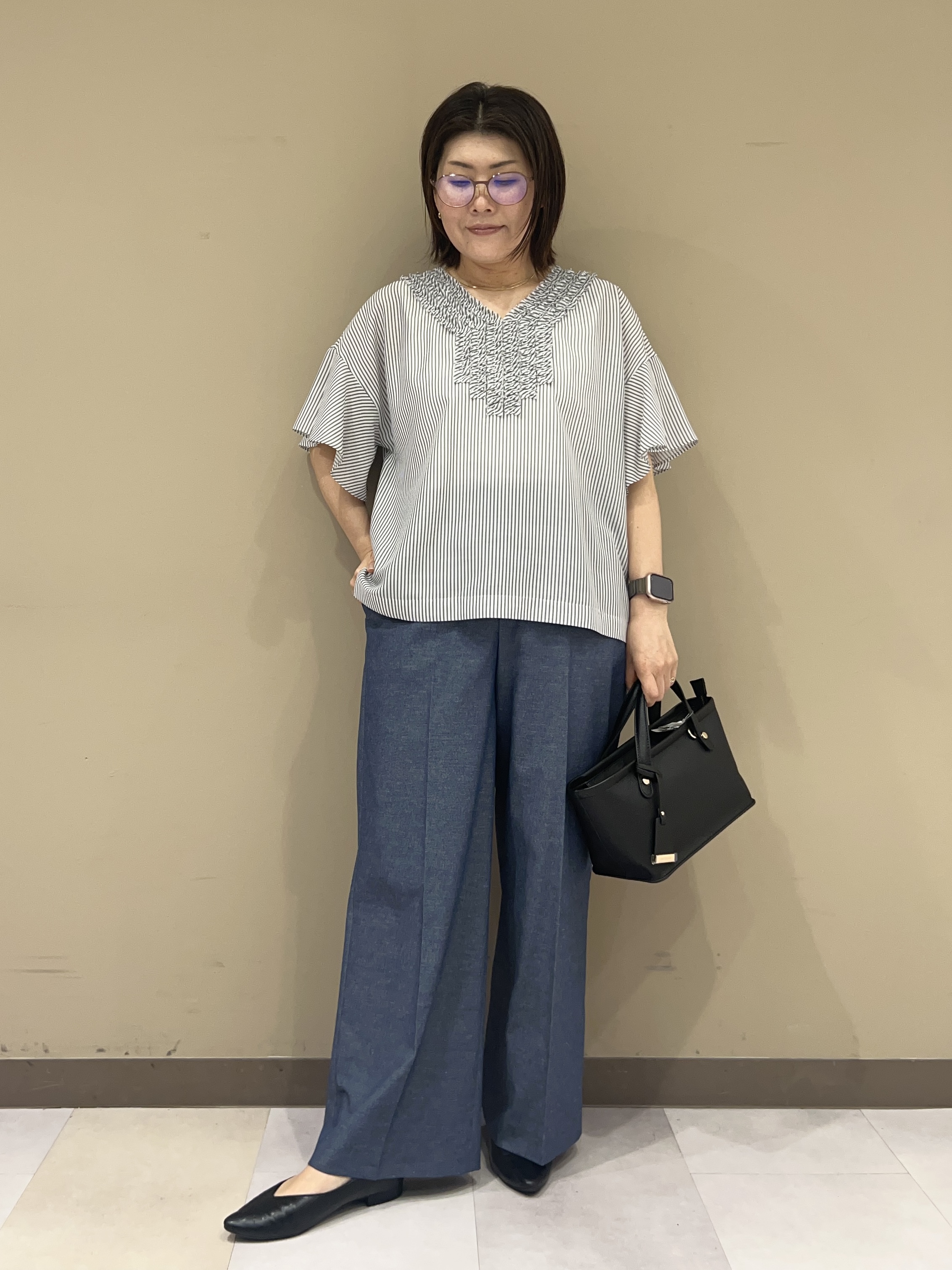 fukuさんの「UNTITLED｜【接触冷感/通気性/洗える】Vネックフリルブラウス」を使ったコーディネート