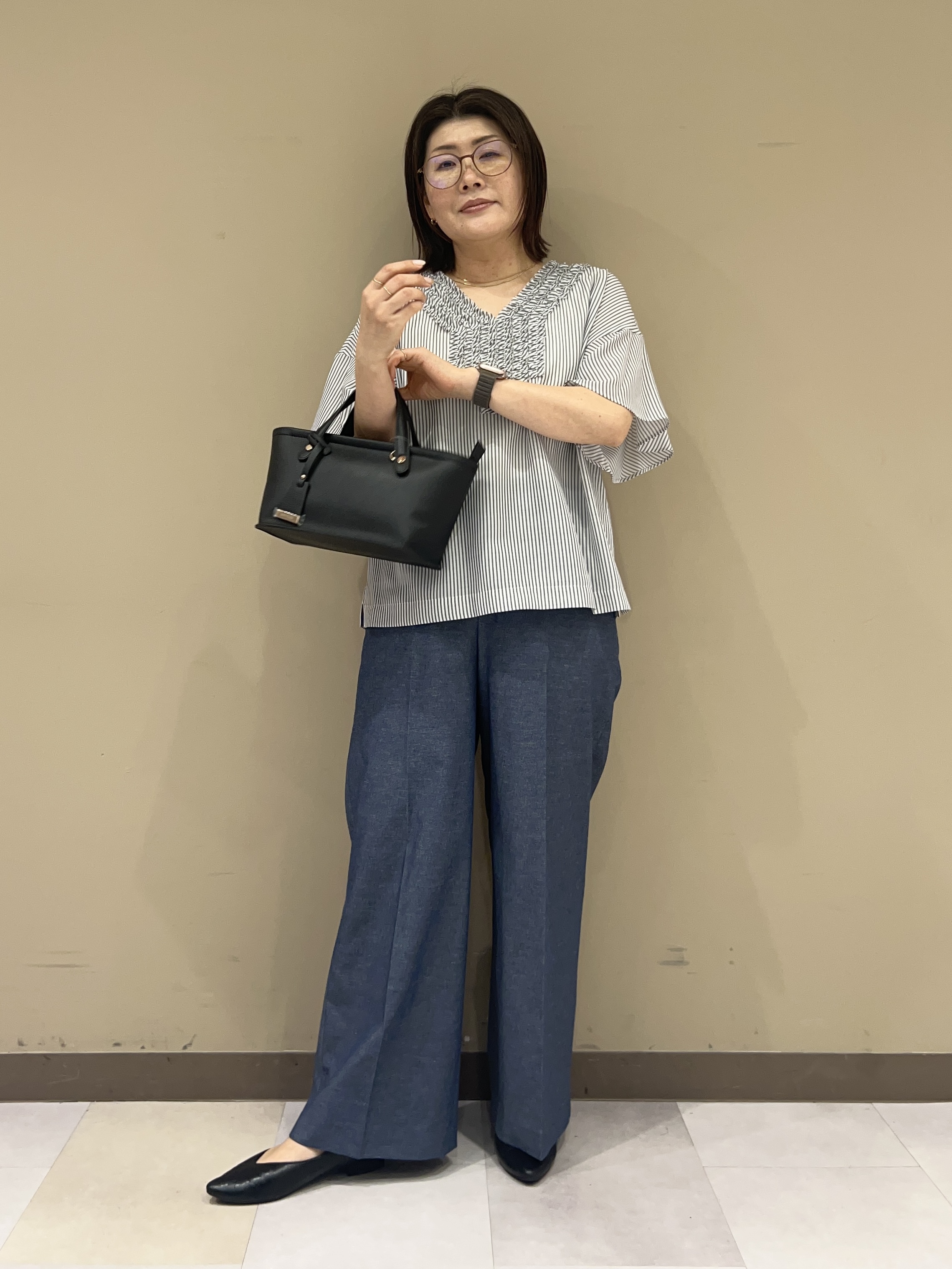 fukuさんの「UNTITLED｜【接触冷感/通気性/洗える】Vネックフリルブラウス」を使ったコーディネート