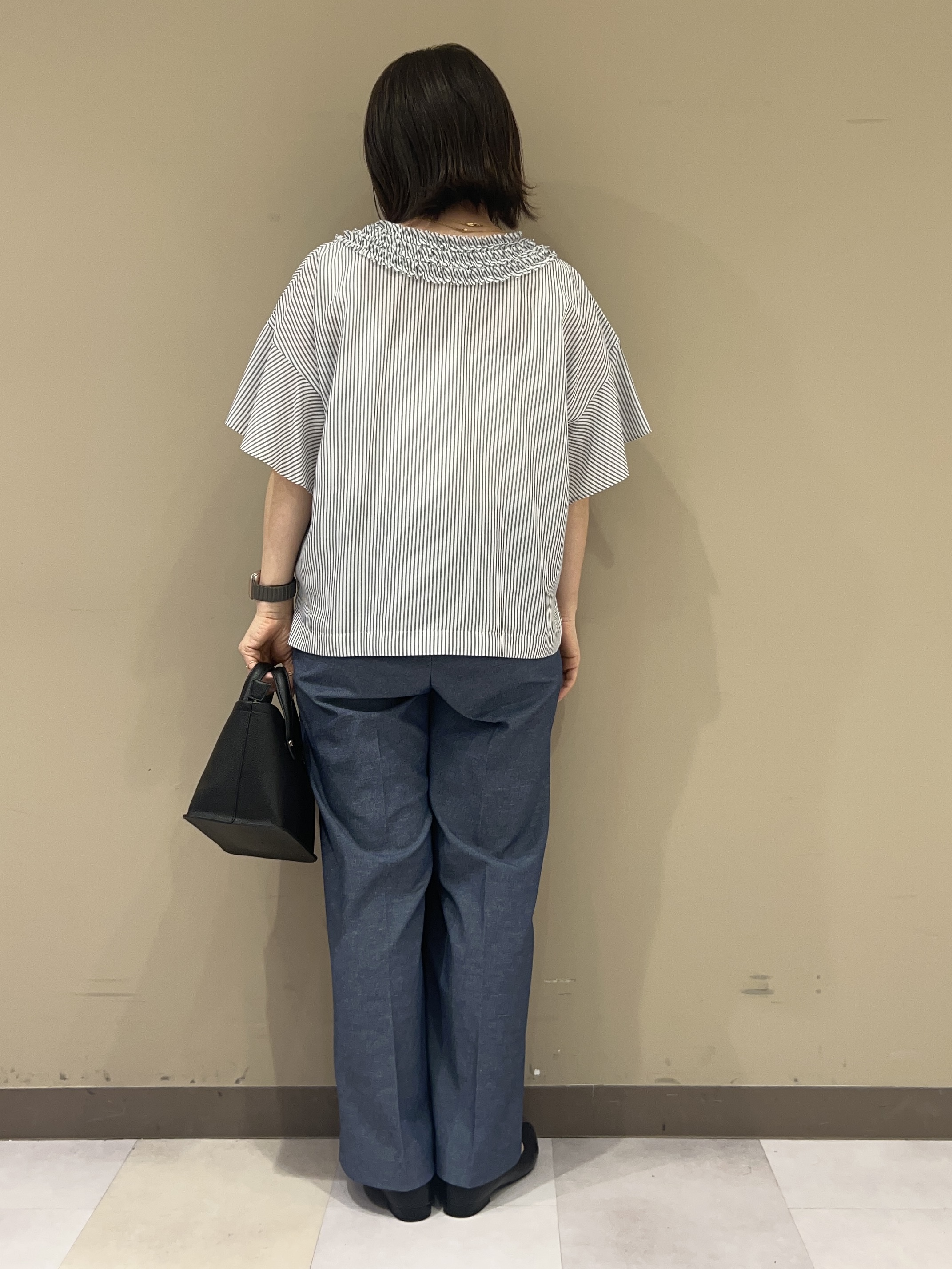 fukuさんの「UNTITLED｜【接触冷感/通気性/洗える】Vネックフリルブラウス」を使ったコーディネート