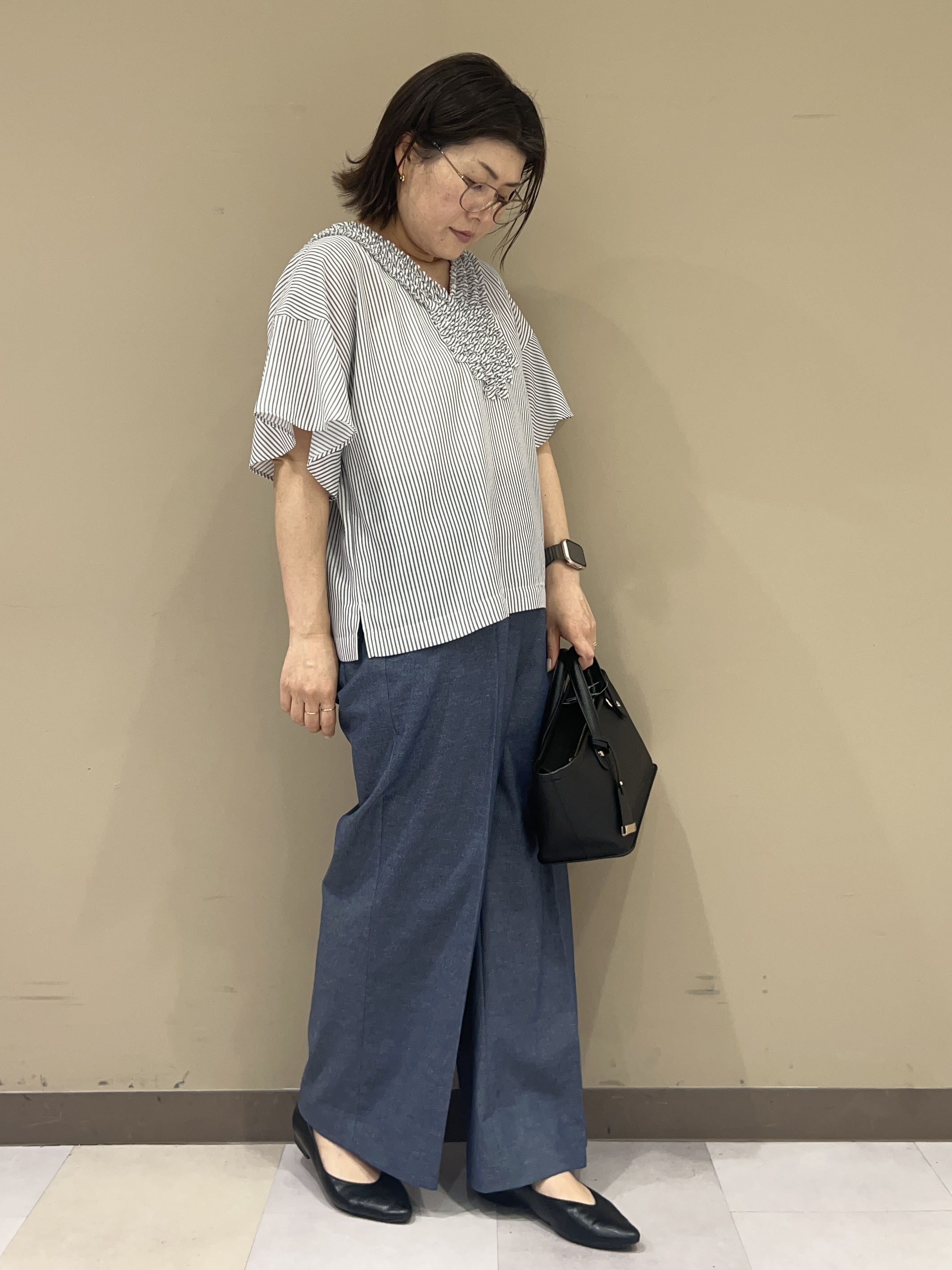 fukuさんの「UNTITLED｜【接触冷感/通気性/洗える】Vネックフリルブラウス」を使ったコーディネート